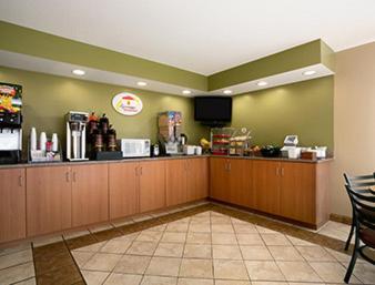 Super 8 by Wyndham Columbia City photo 9