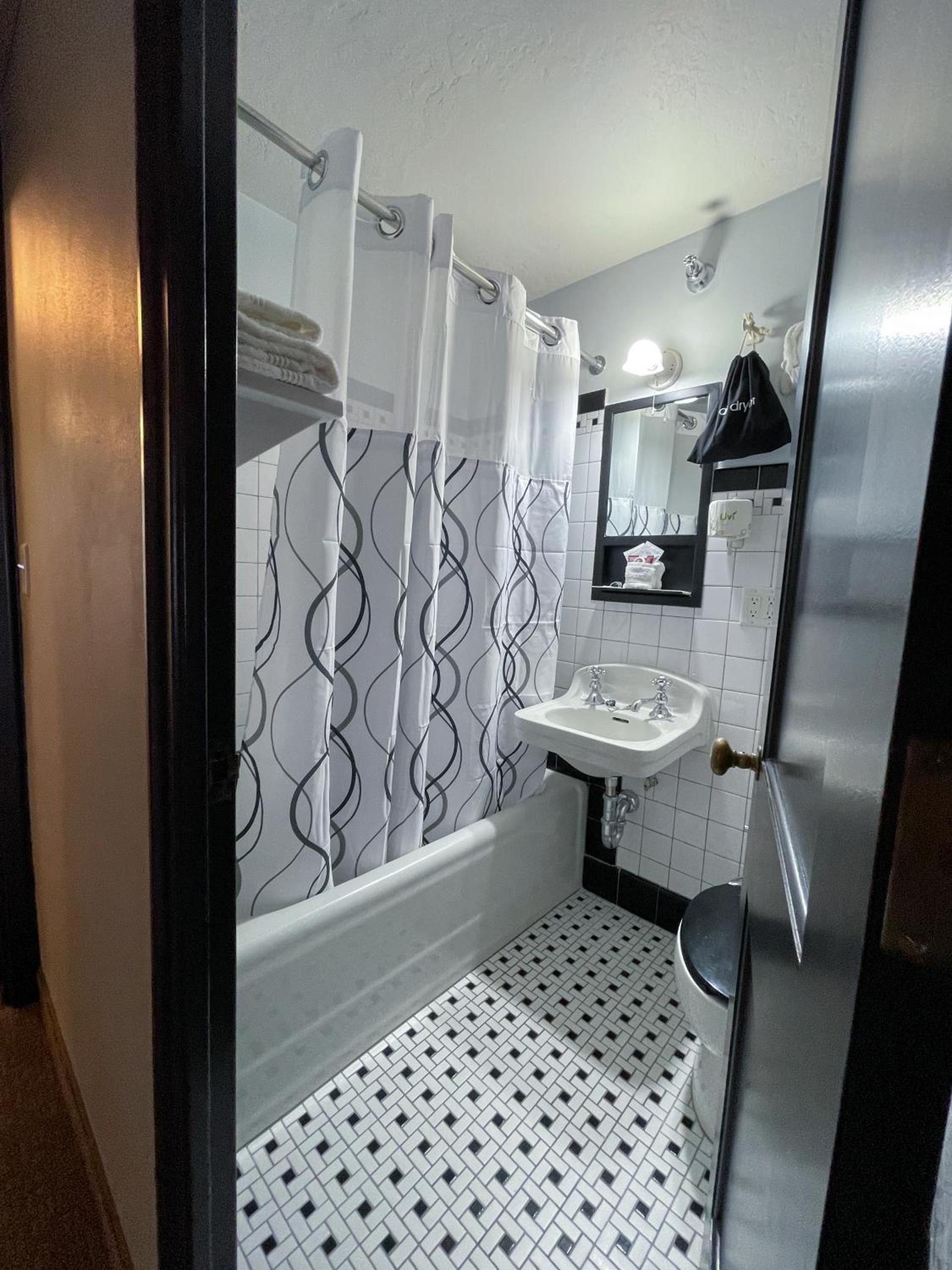 The Alonzo Ward Hotel photo 20