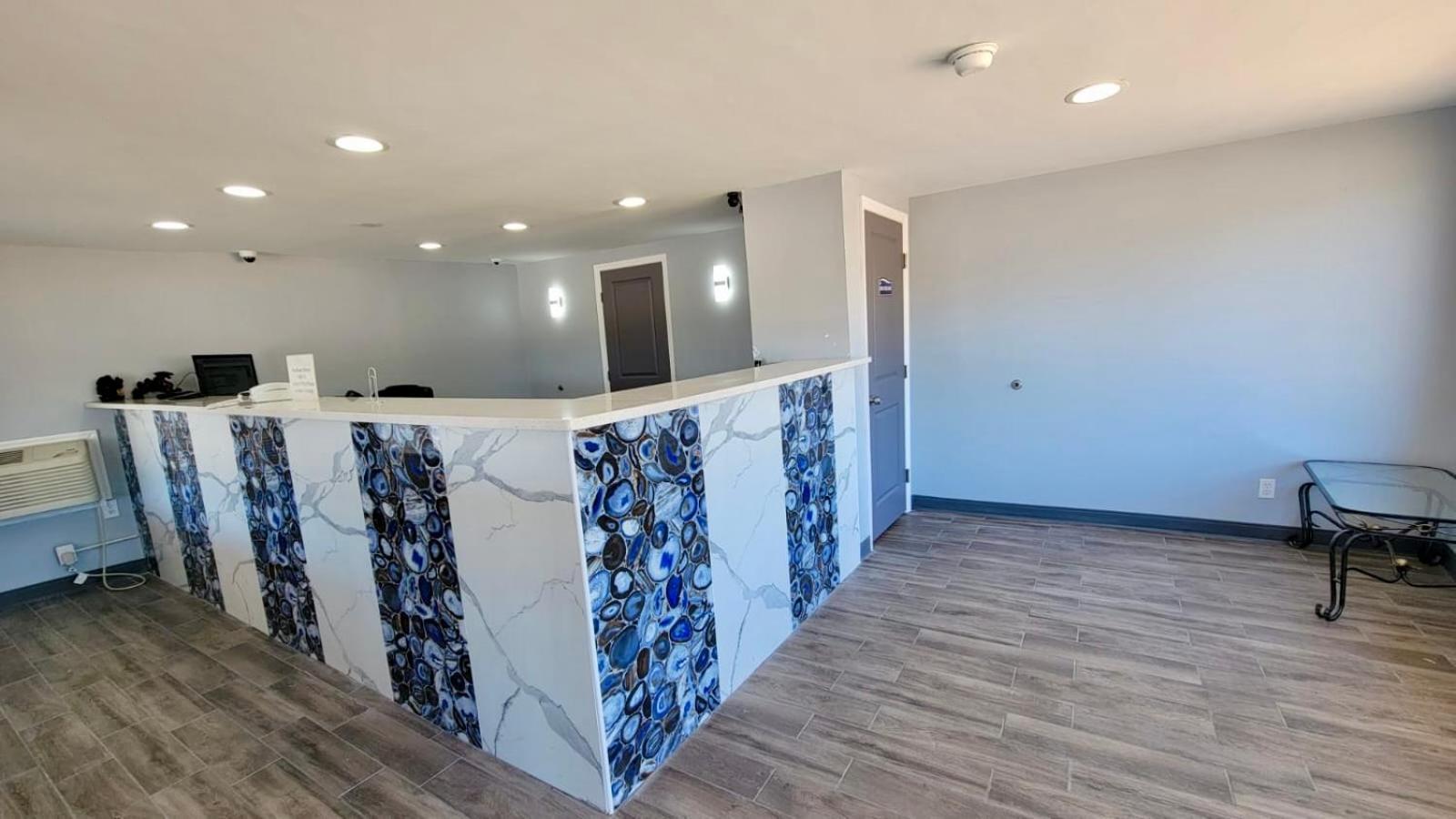 Budget Inn & Suites photo 2