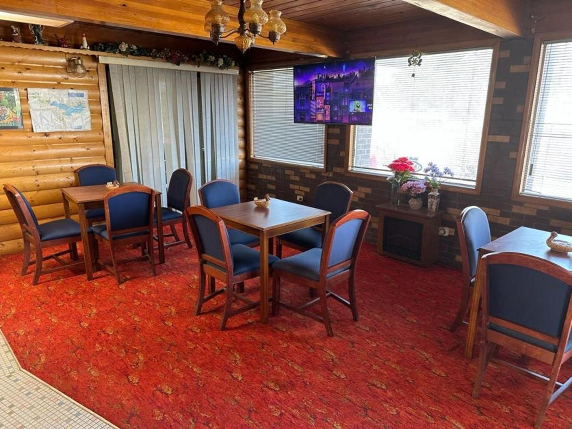Love Hotels Western Holiday by OYO at Harlan Lake NE photo 17