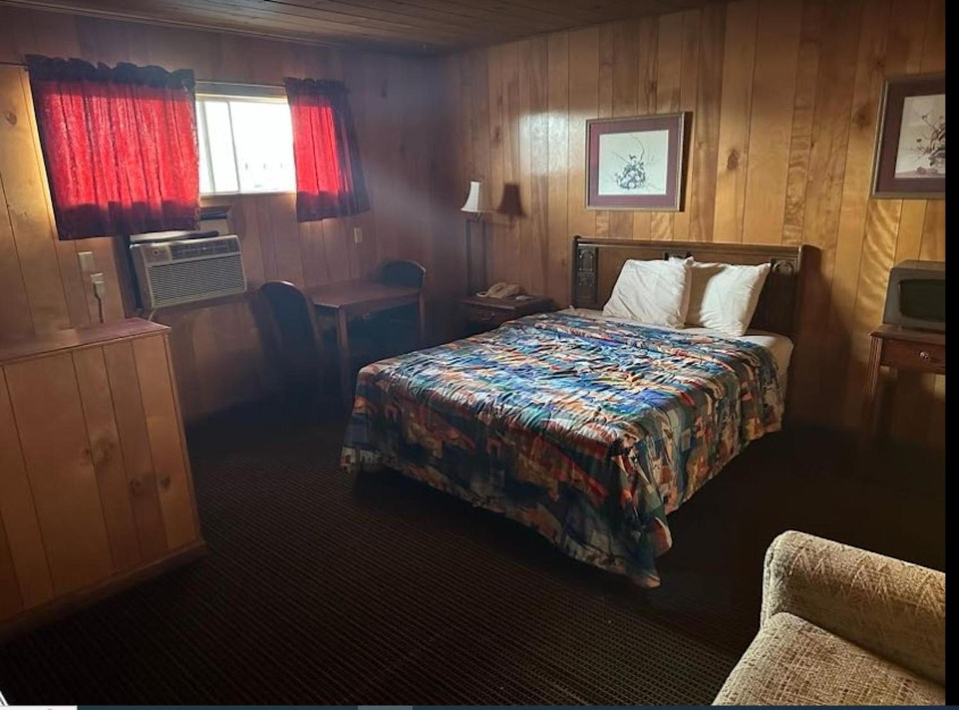 Love Hotels Western Holiday by OYO at Harlan Lake NE photo 9