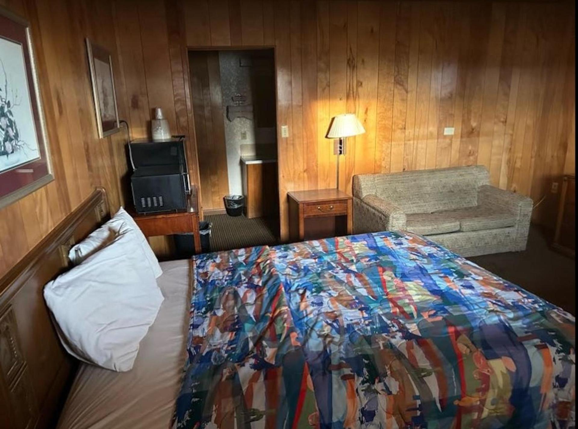 Love Hotels Western Holiday by OYO at Harlan Lake NE photo 36