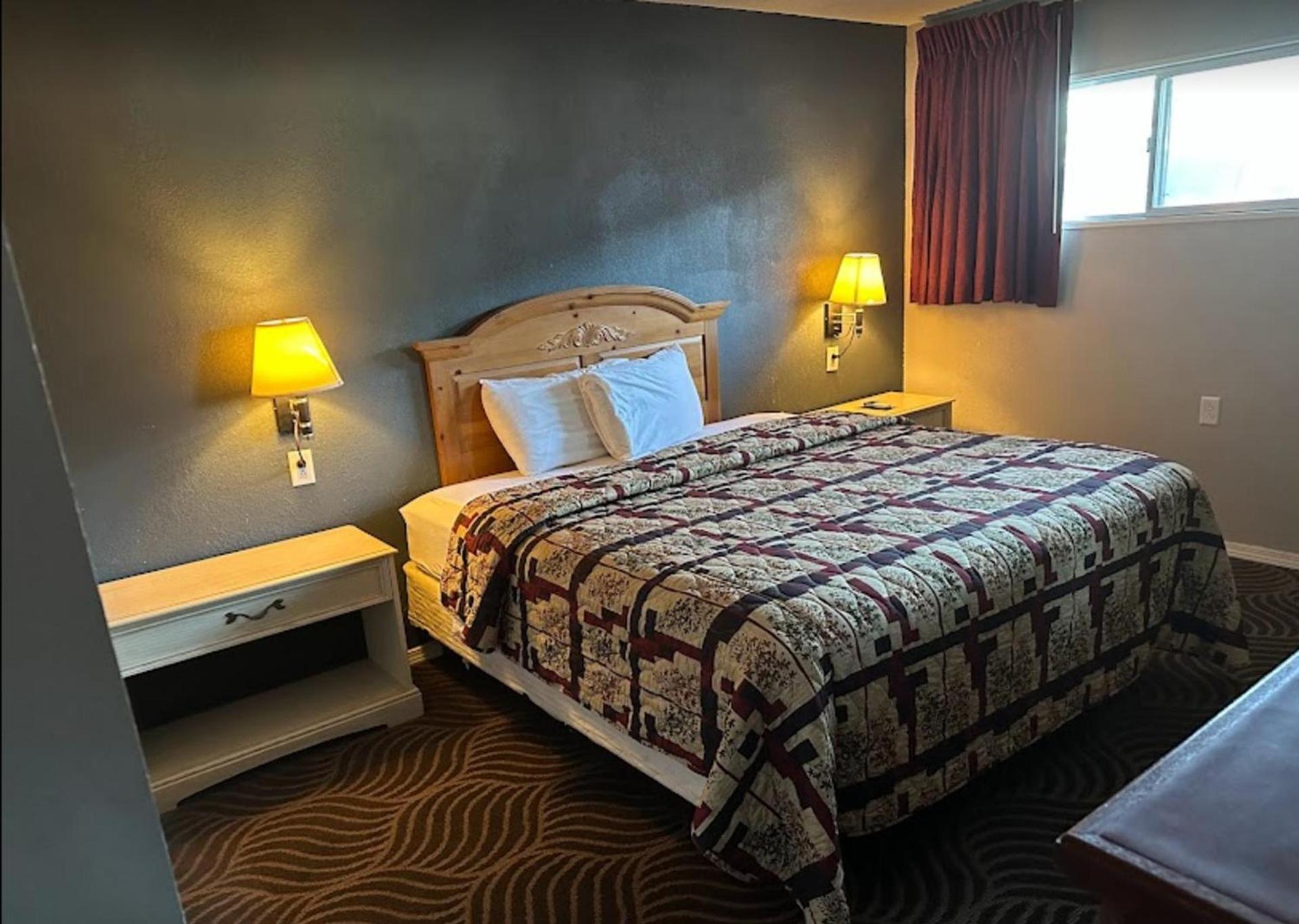 Love Hotels Western Holiday by OYO at Harlan Lake NE photo 26