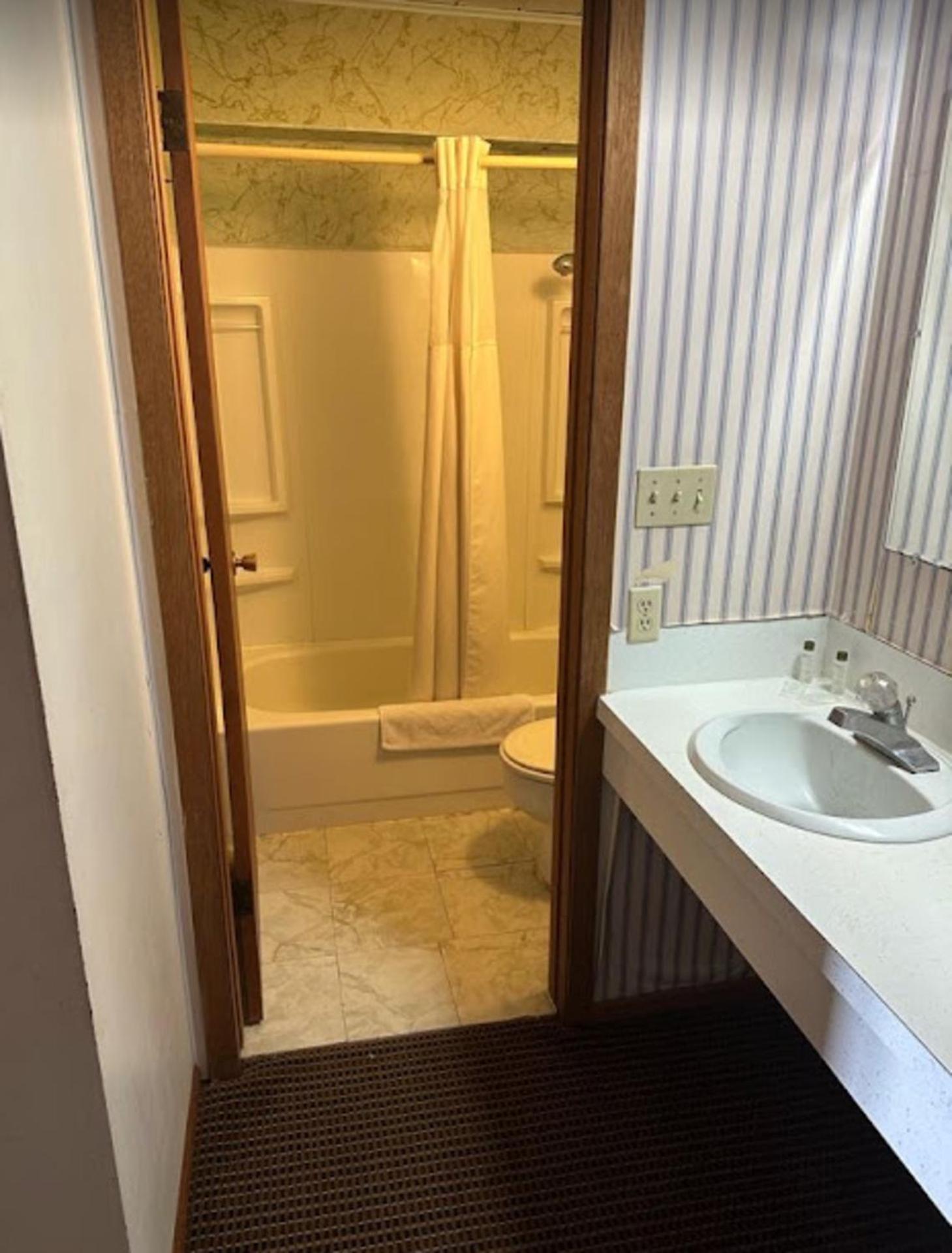 Love Hotels Western Holiday by OYO at Harlan Lake NE photo 39