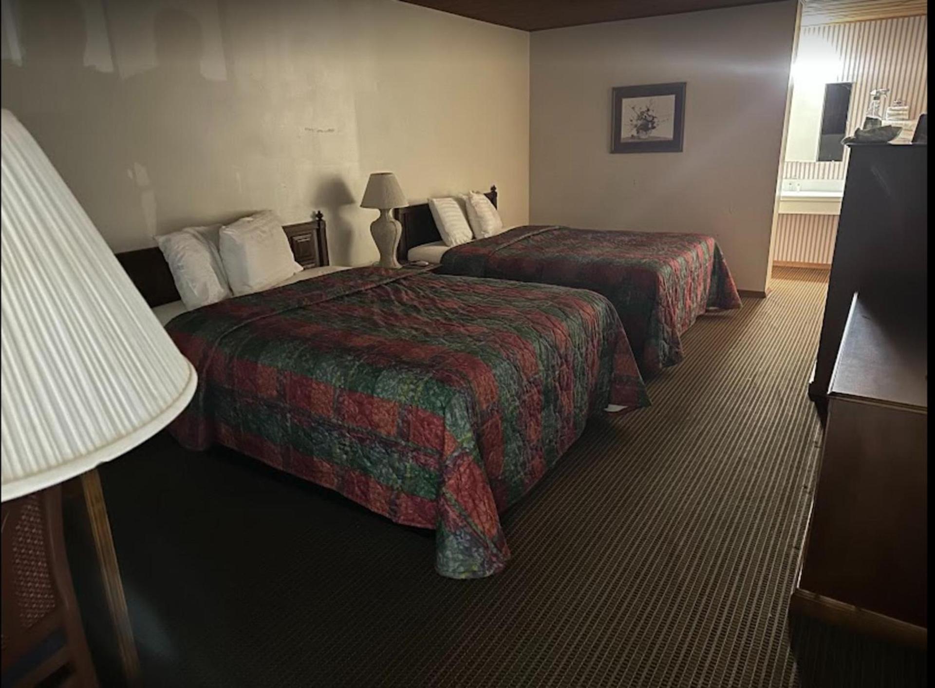 Love Hotels Western Holiday by OYO at Harlan Lake NE photo 22