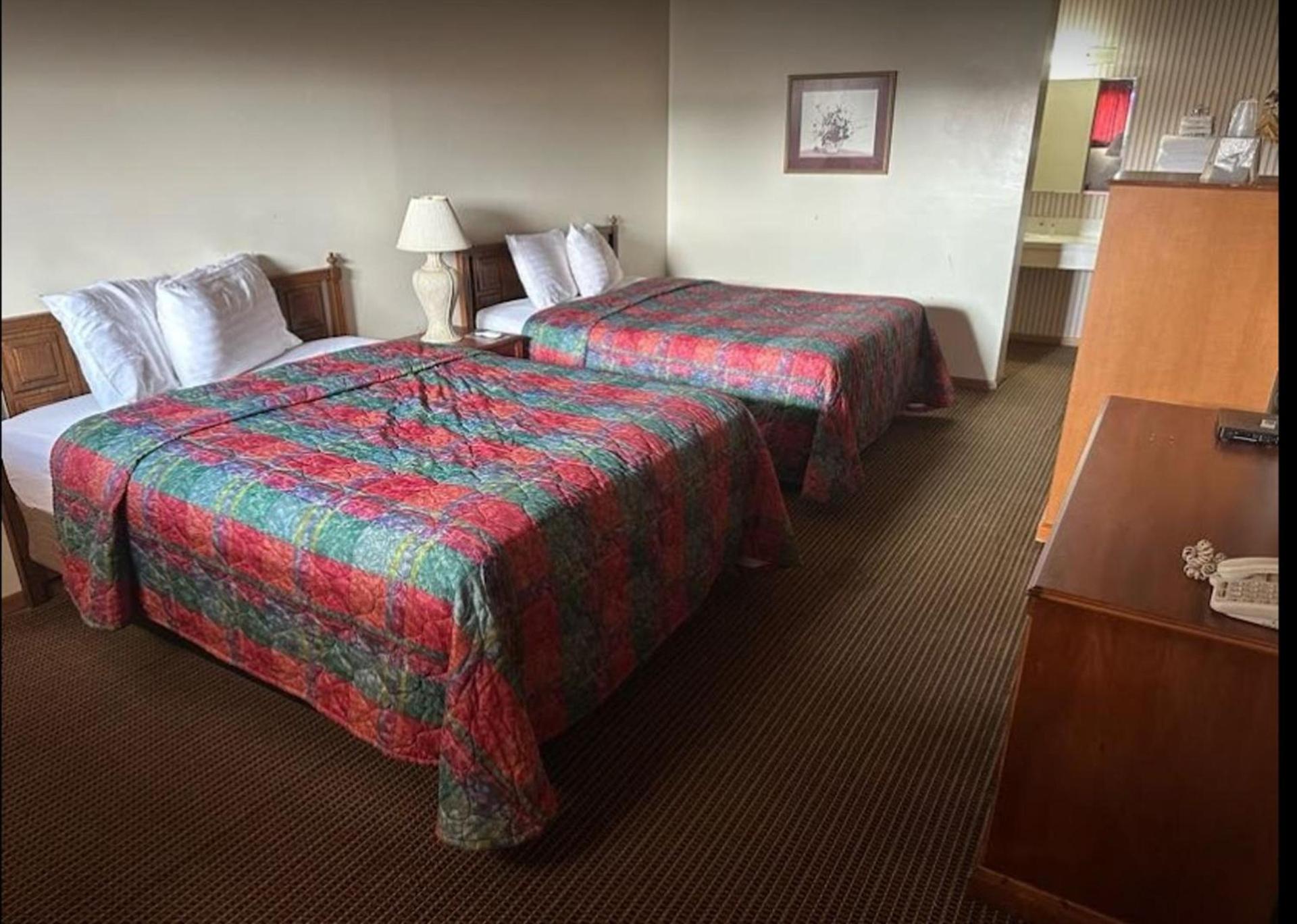 Love Hotels Western Holiday by OYO at Harlan Lake NE photo 13
