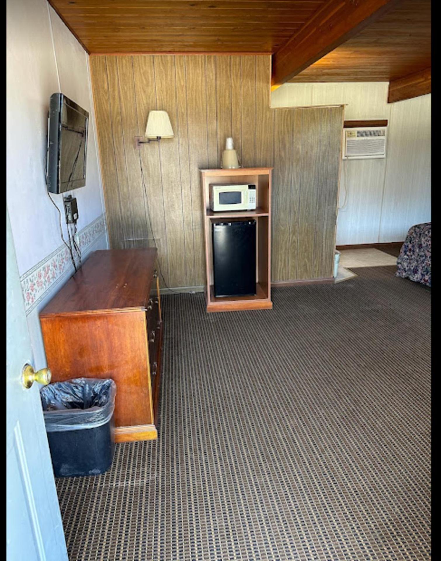 Love Hotels Western Holiday by OYO at Harlan Lake NE photo 19