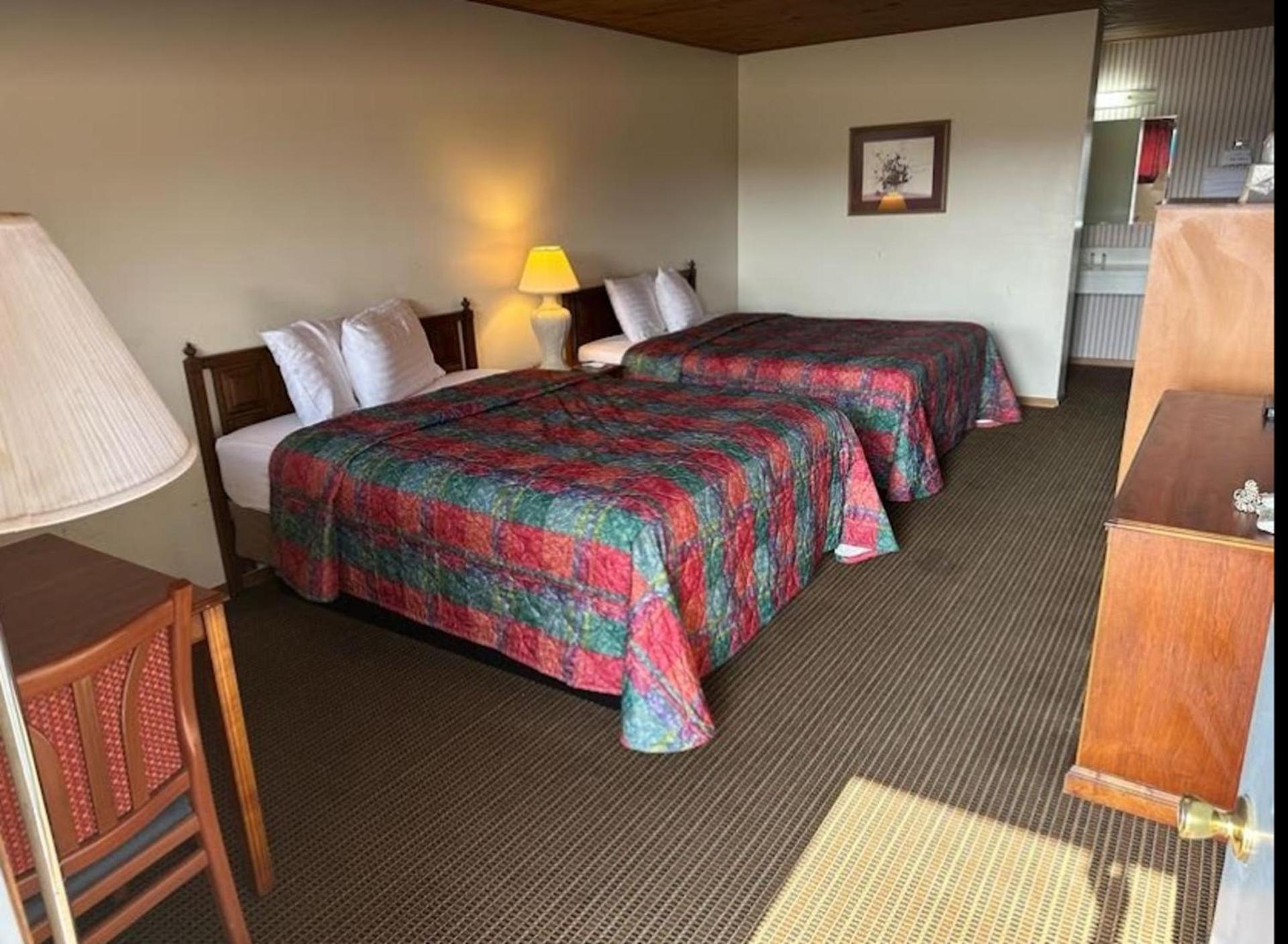 Love Hotels Western Holiday by OYO at Harlan Lake NE photo 11