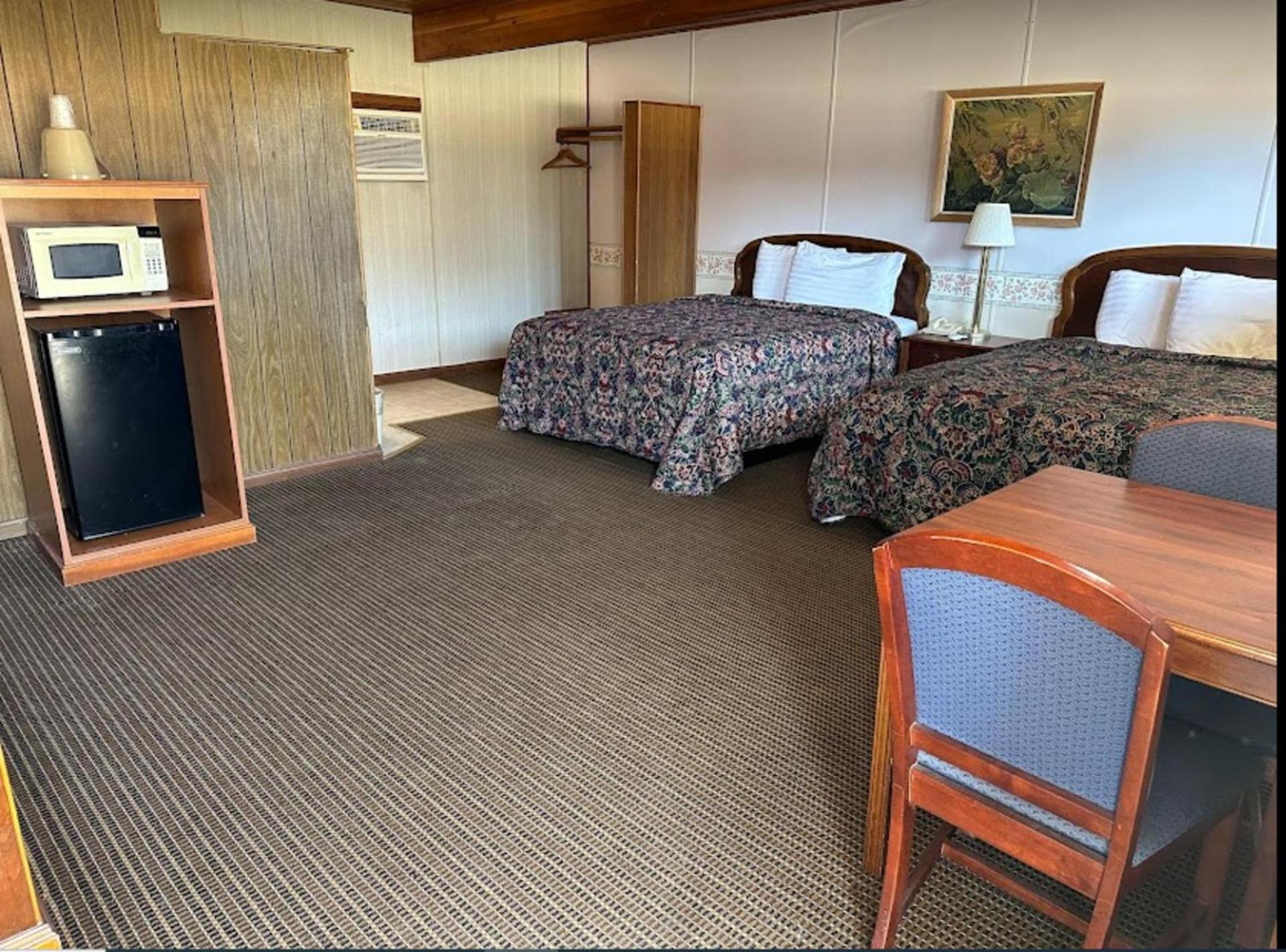 Love Hotels Western Holiday by OYO at Harlan Lake NE photo 28