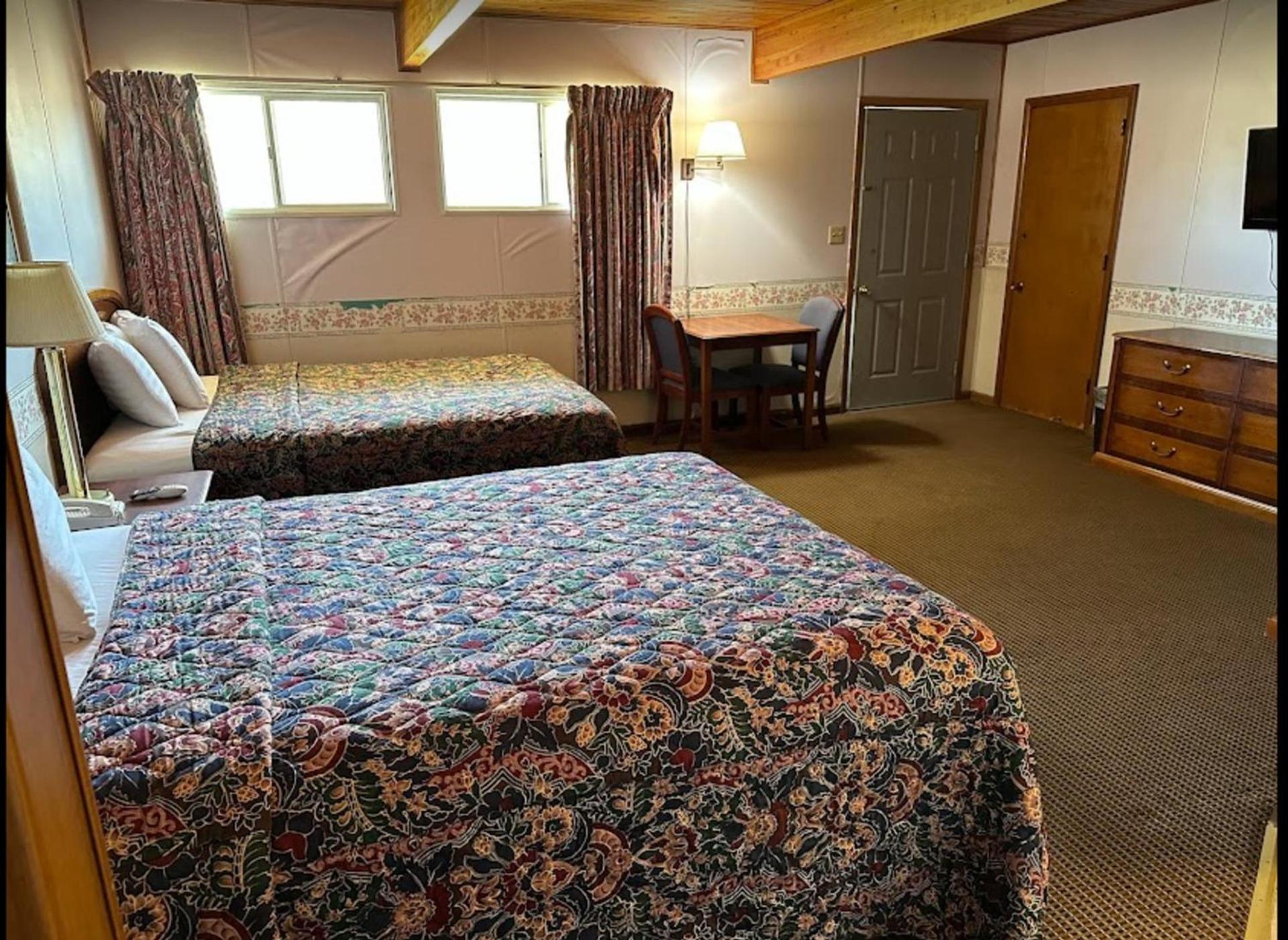 Love Hotels Western Holiday by OYO at Harlan Lake NE photo 24