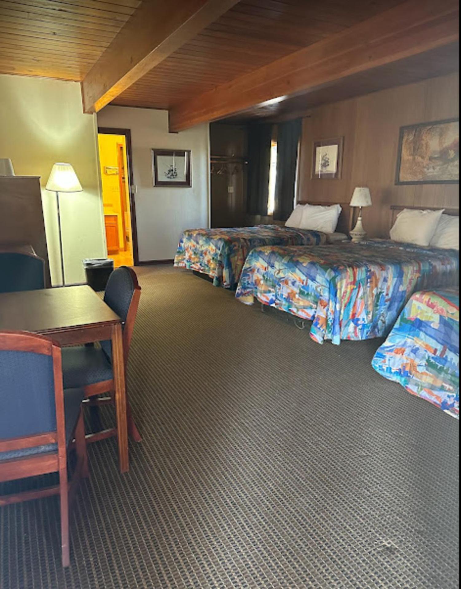Love Hotels Western Holiday by OYO at Harlan Lake NE photo 40