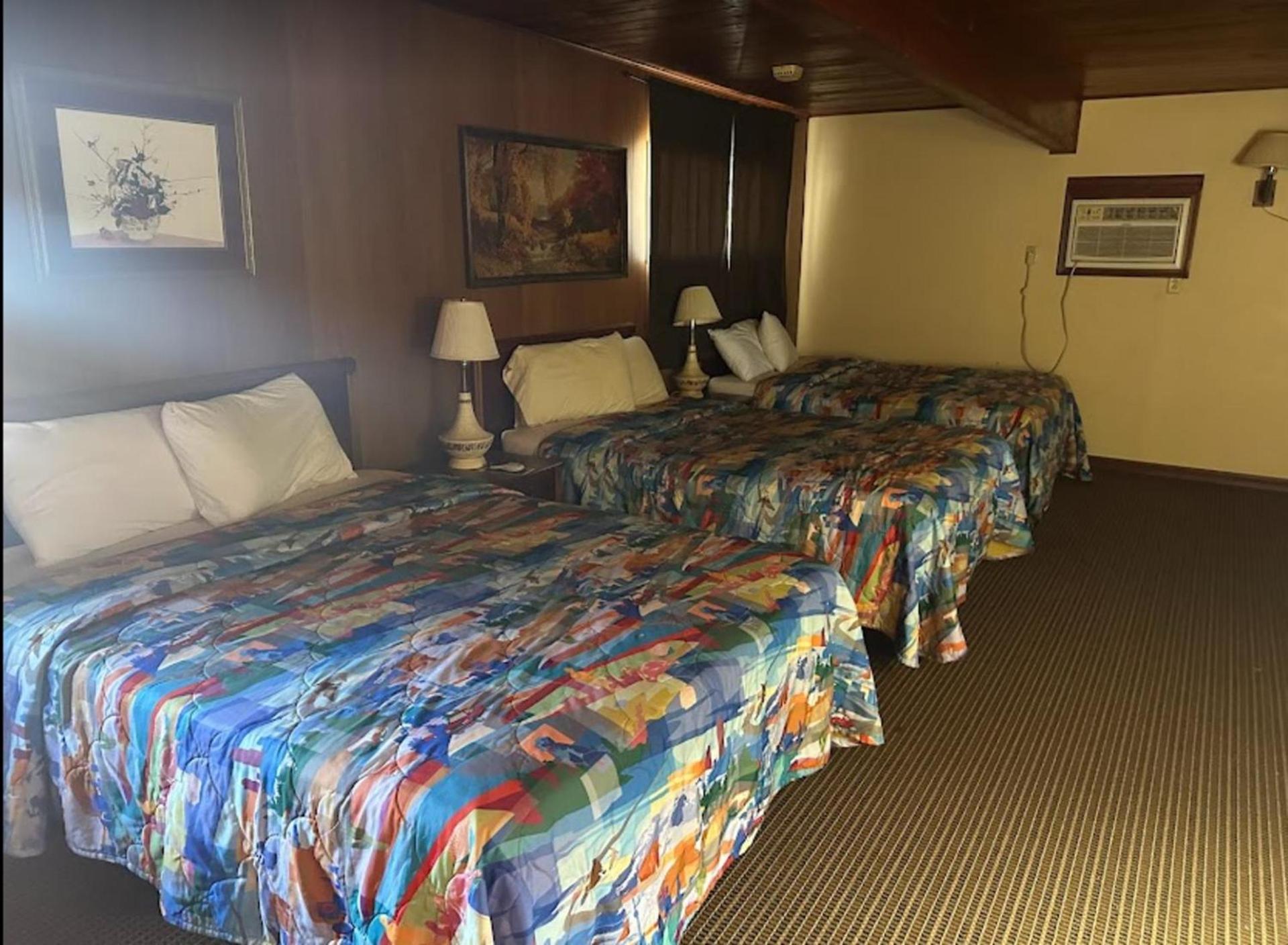 Love Hotels Western Holiday by OYO at Harlan Lake NE photo 10