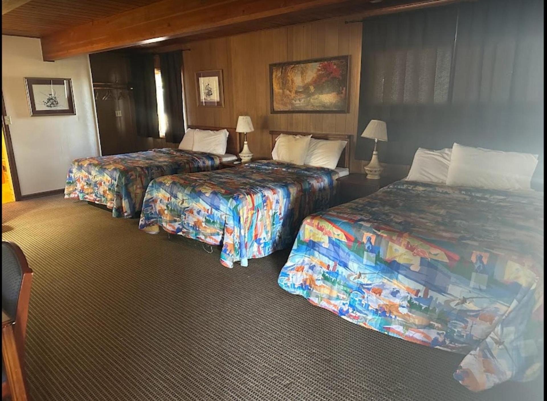 Love Hotels Western Holiday by OYO at Harlan Lake NE photo 35
