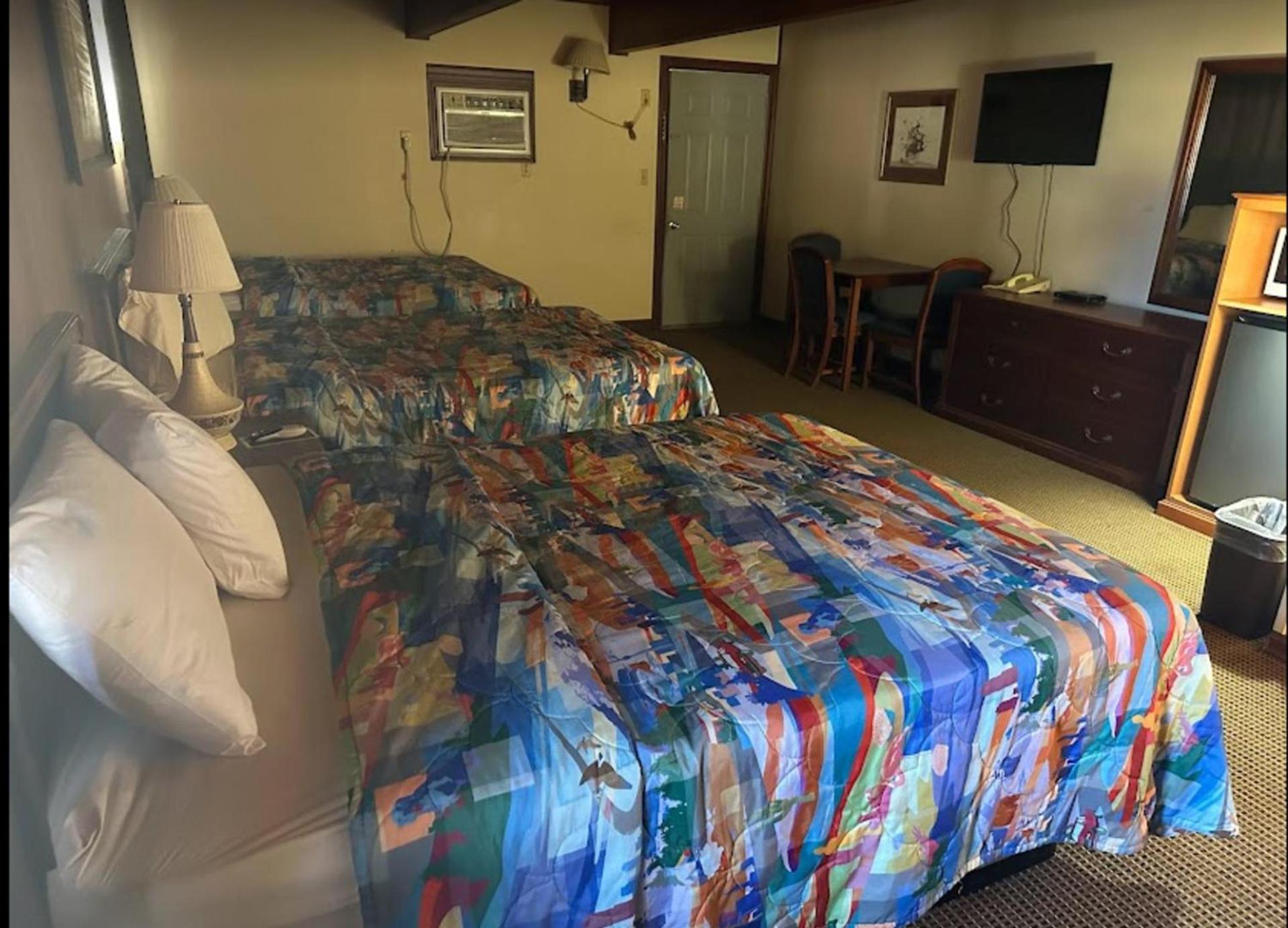 Love Hotels Western Holiday by OYO at Harlan Lake NE photo 15