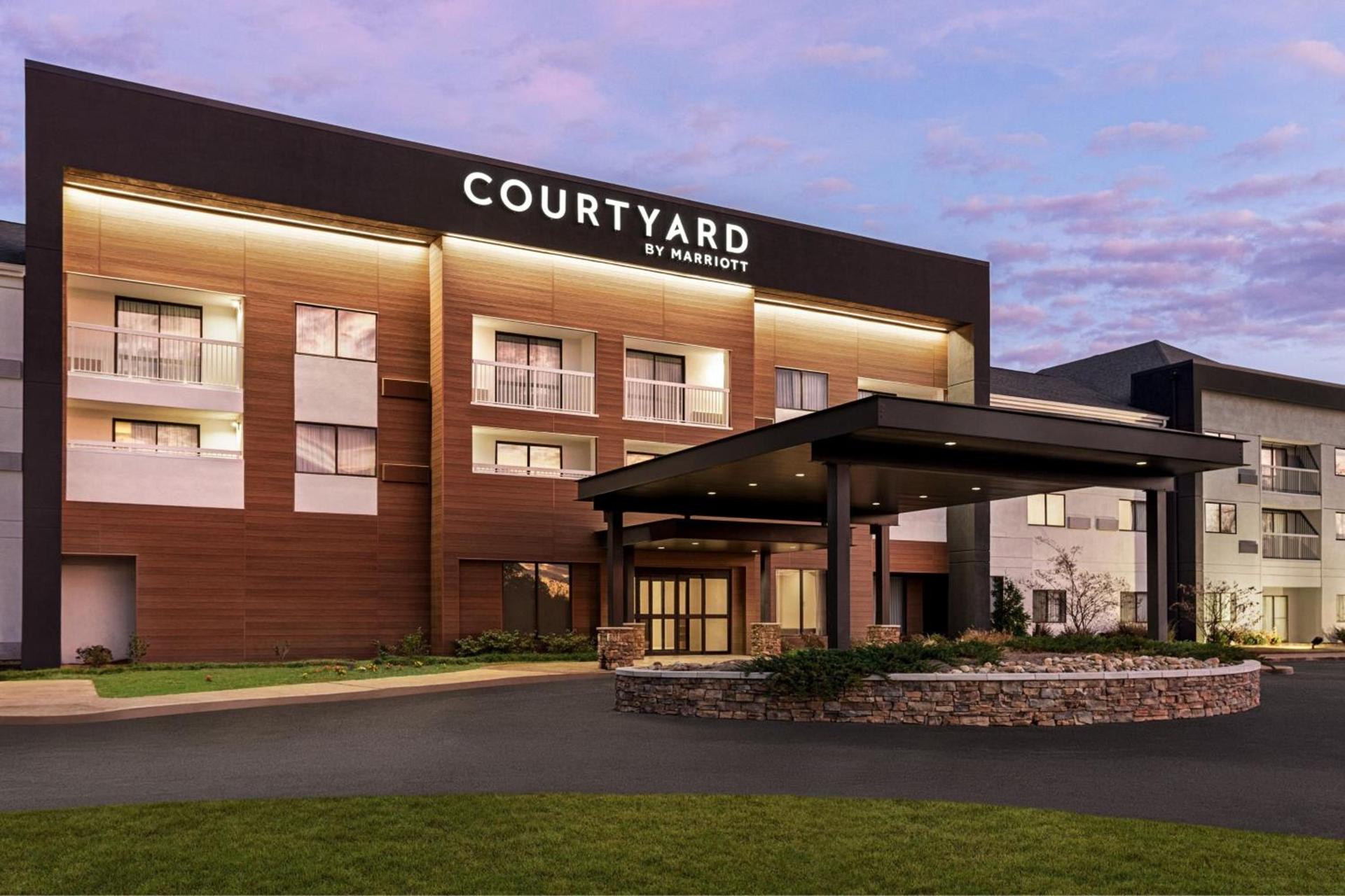 Courtyard Tupelo photo 3