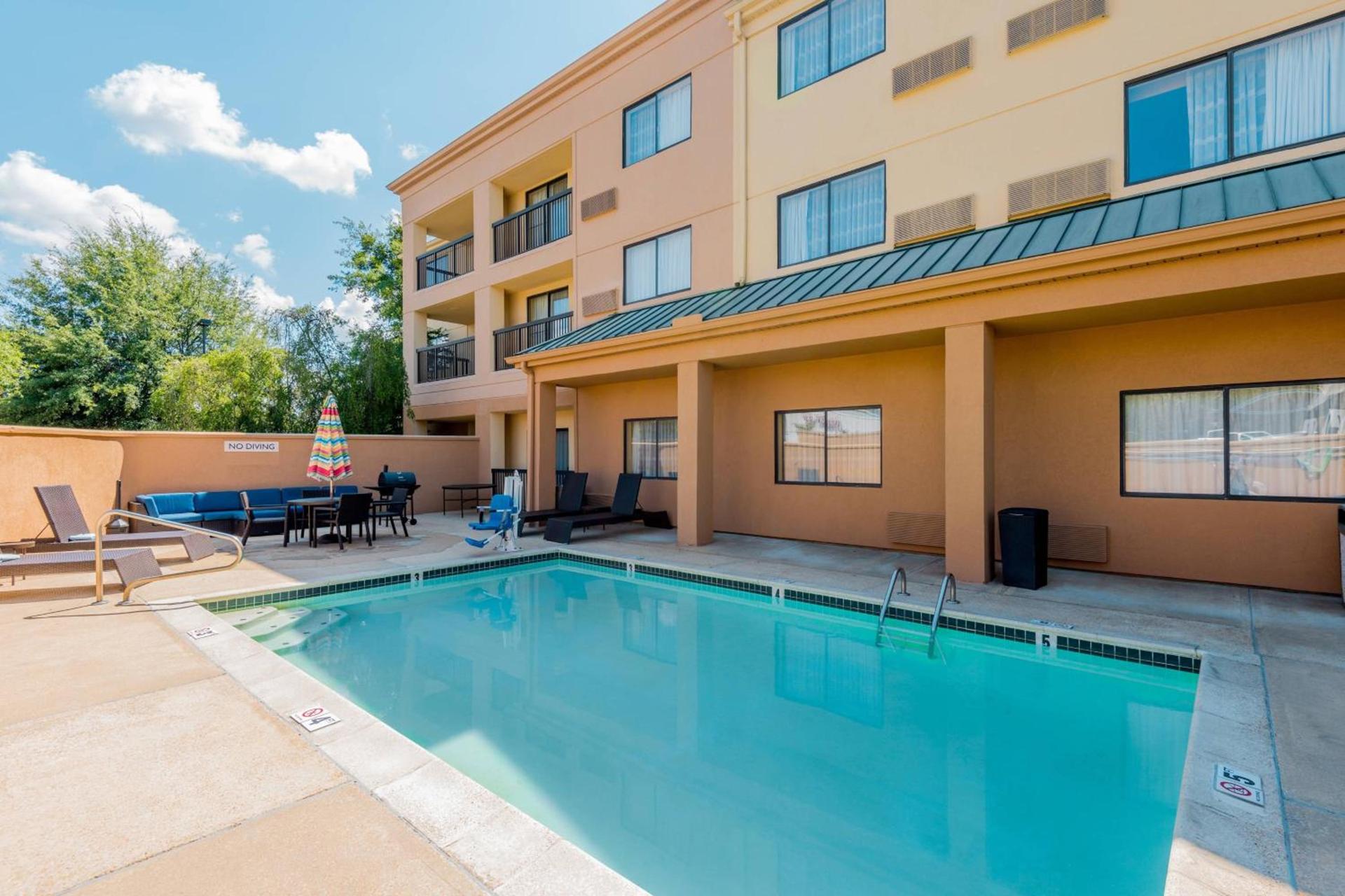 Courtyard Tupelo photo 44