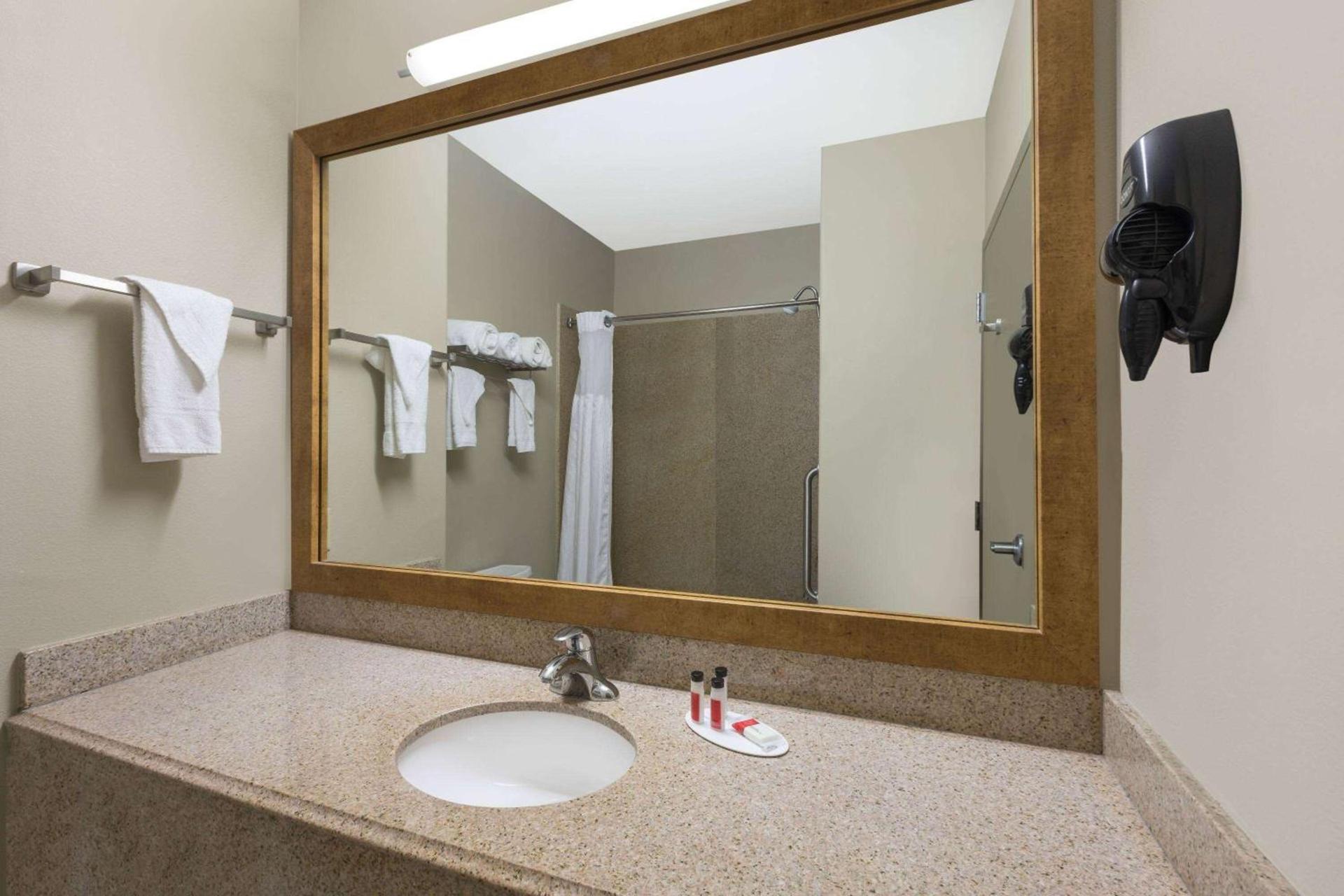 Baymont by Wyndham Columbus photo 8