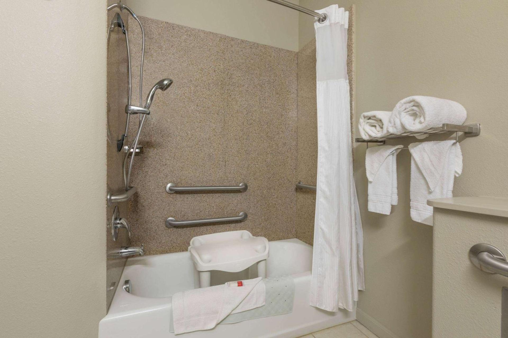 Baymont by Wyndham Columbus photo 7