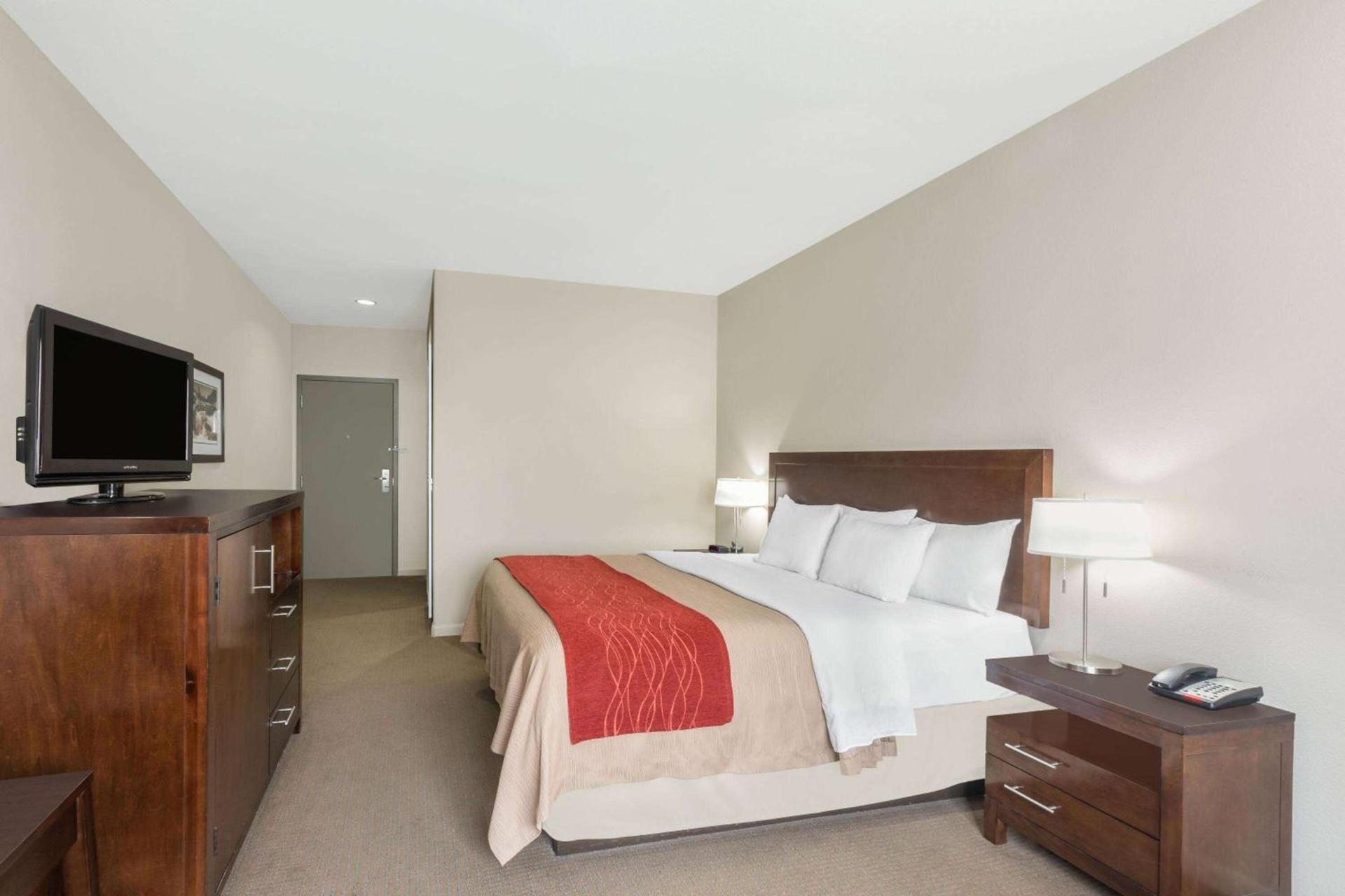 Baymont by Wyndham Columbus photo 11