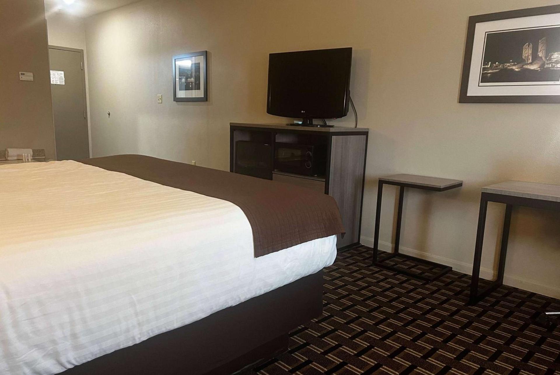 Baymont by Wyndham Columbus photo 15