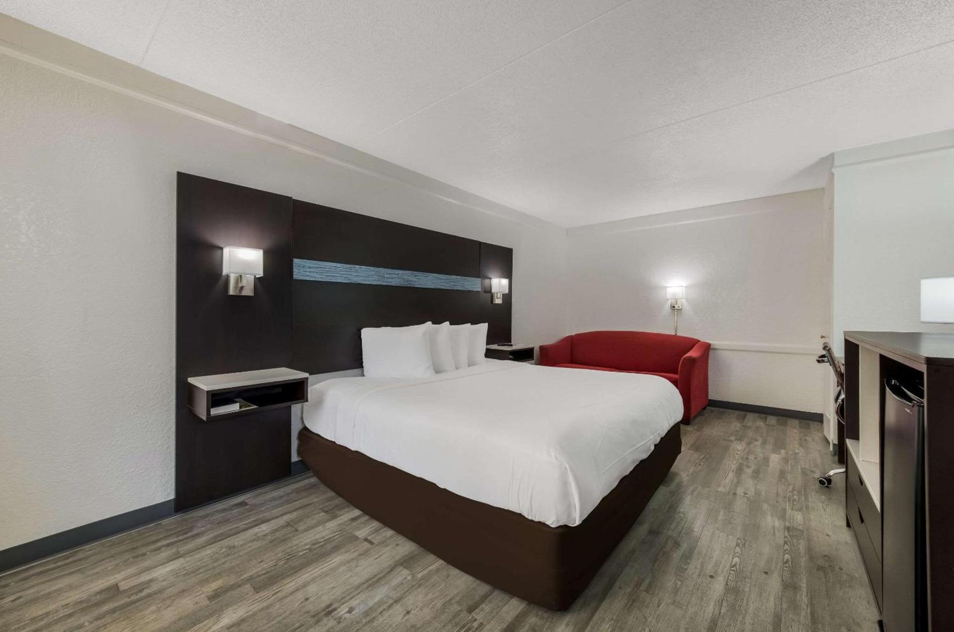Quality Inn & Suites Airport photo 58