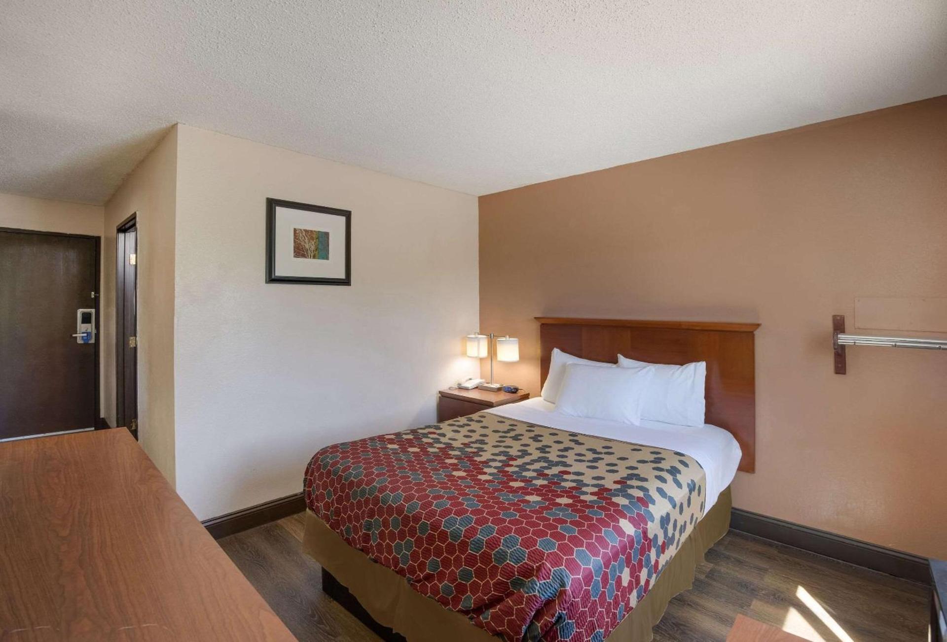 Rodeway Inn photo 24
