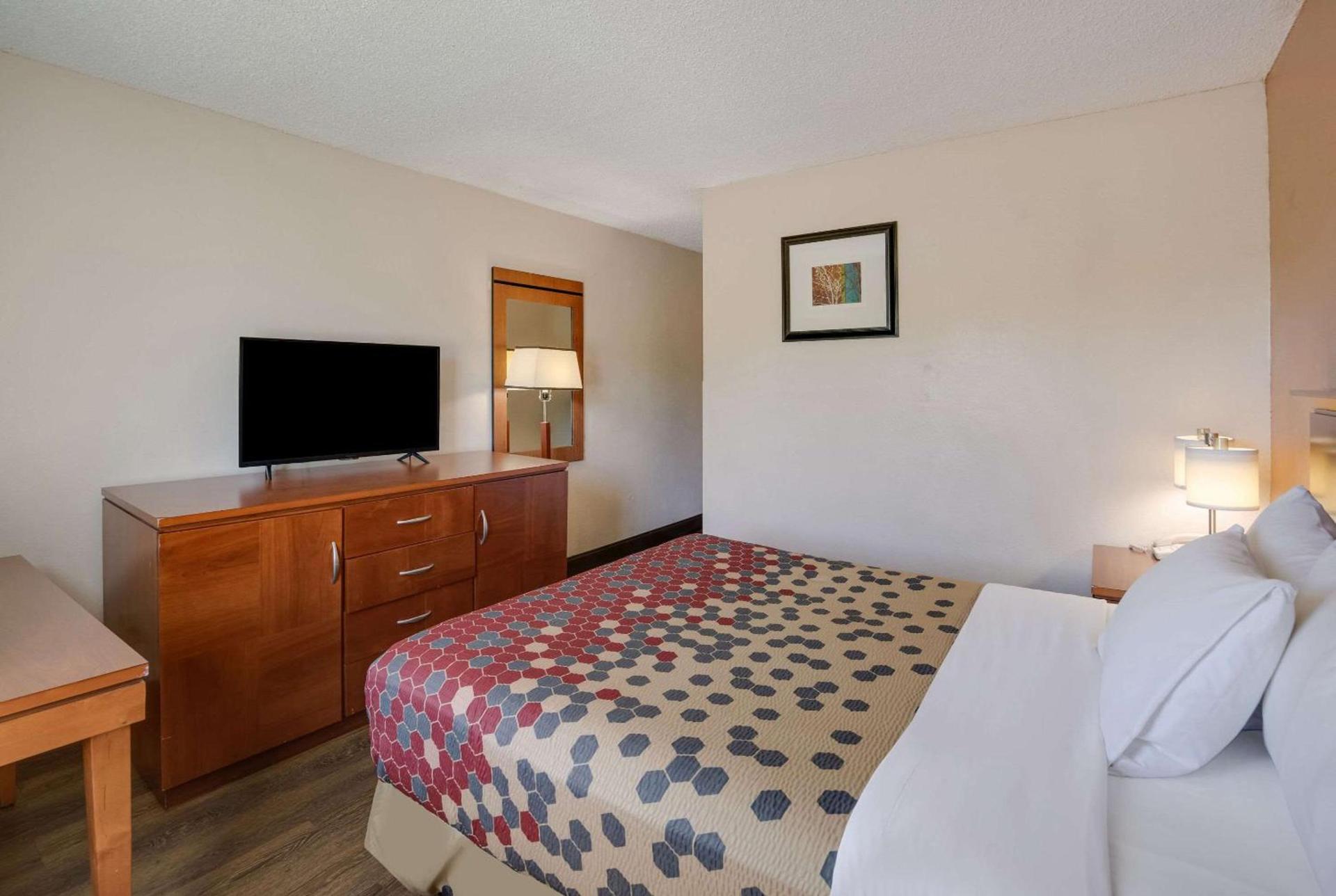 Rodeway Inn photo 25