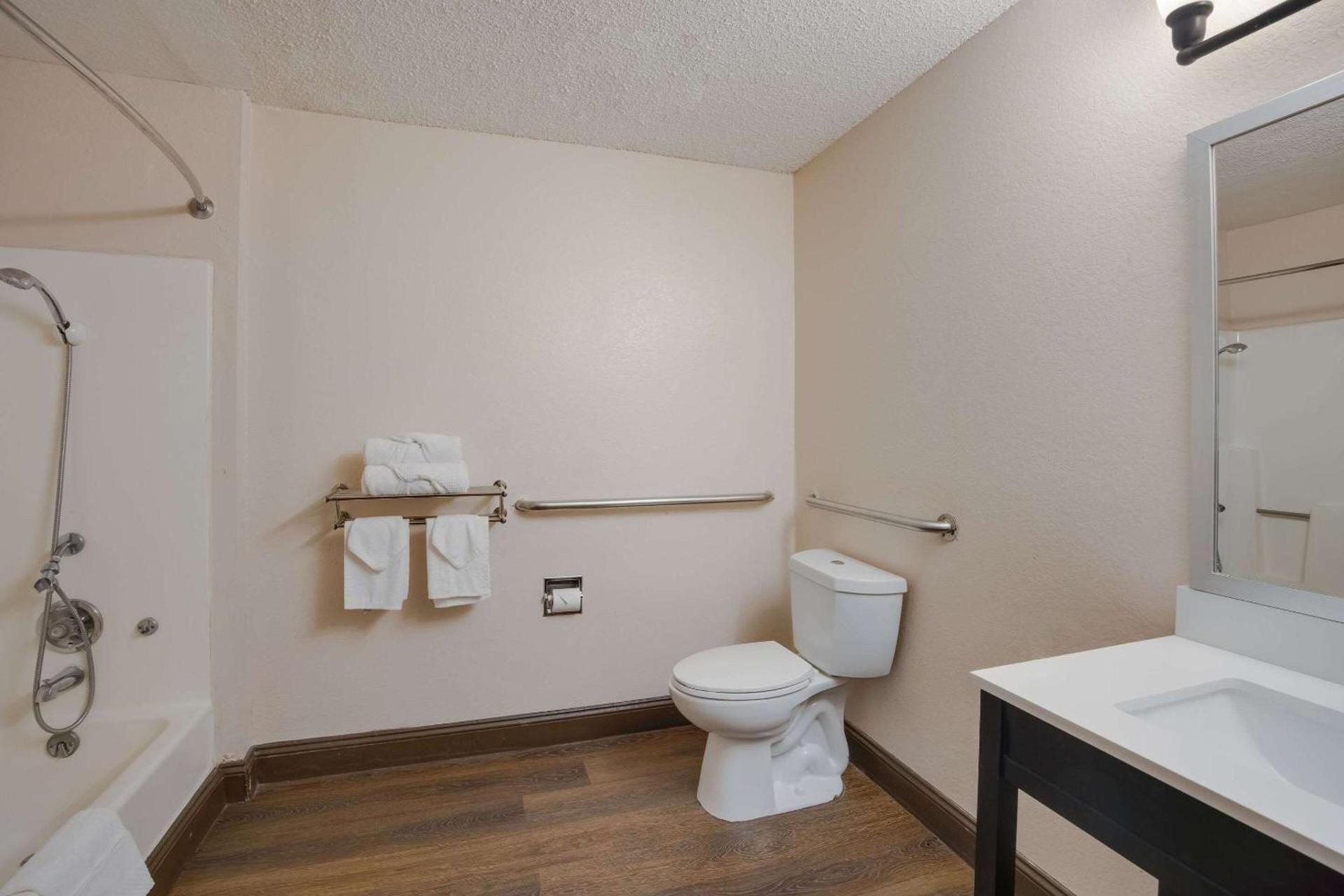 Rodeway Inn photo 26