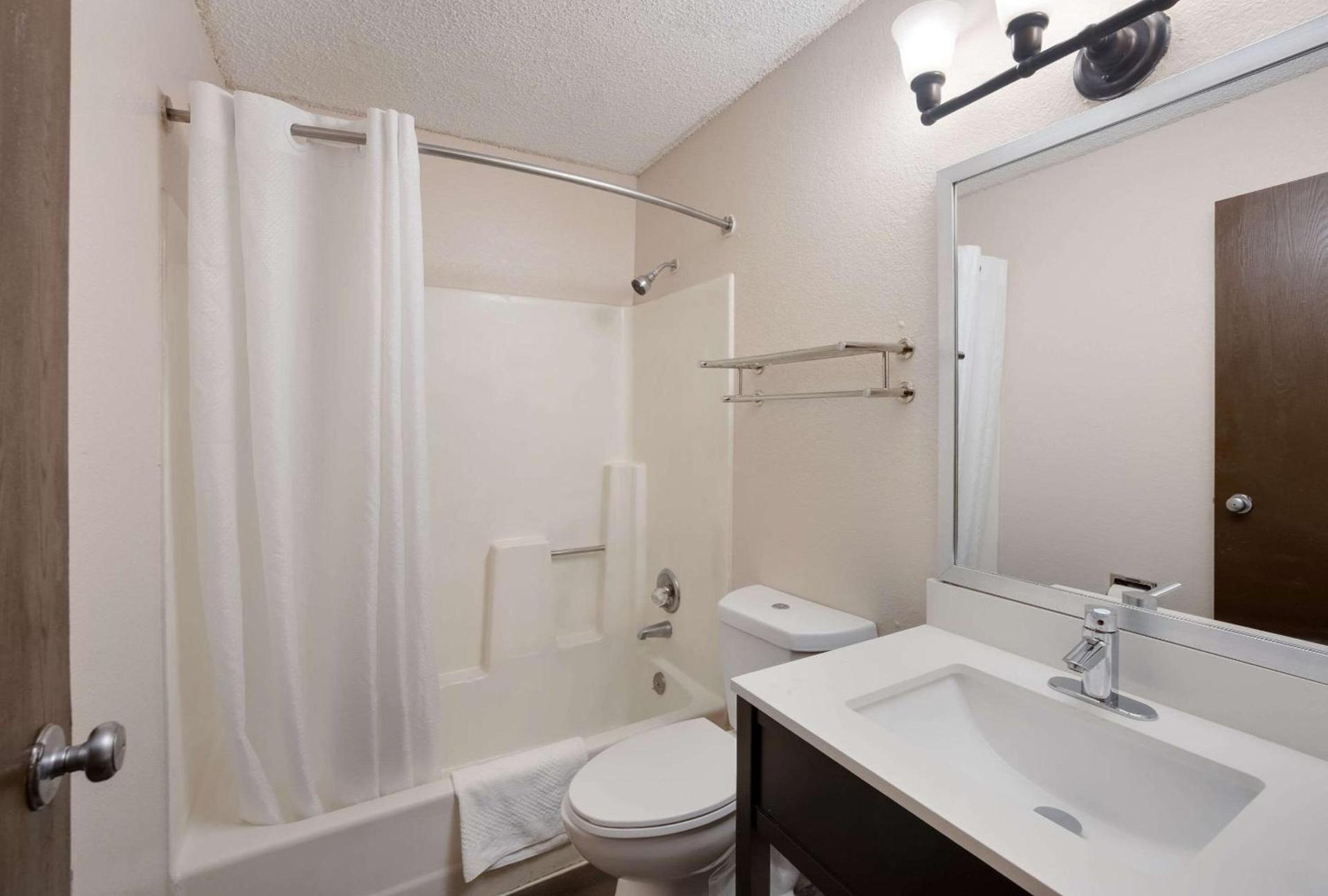 Rodeway Inn photo 30