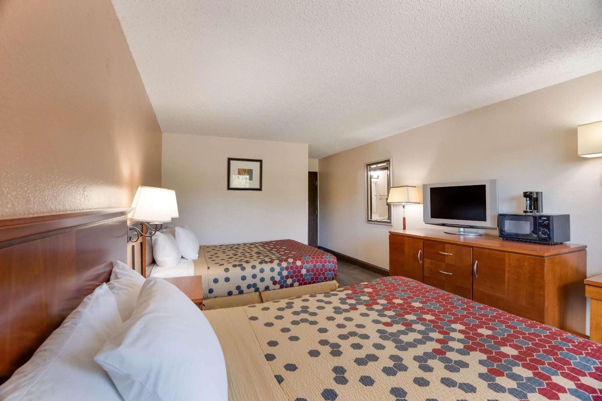 Rodeway Inn photo 32