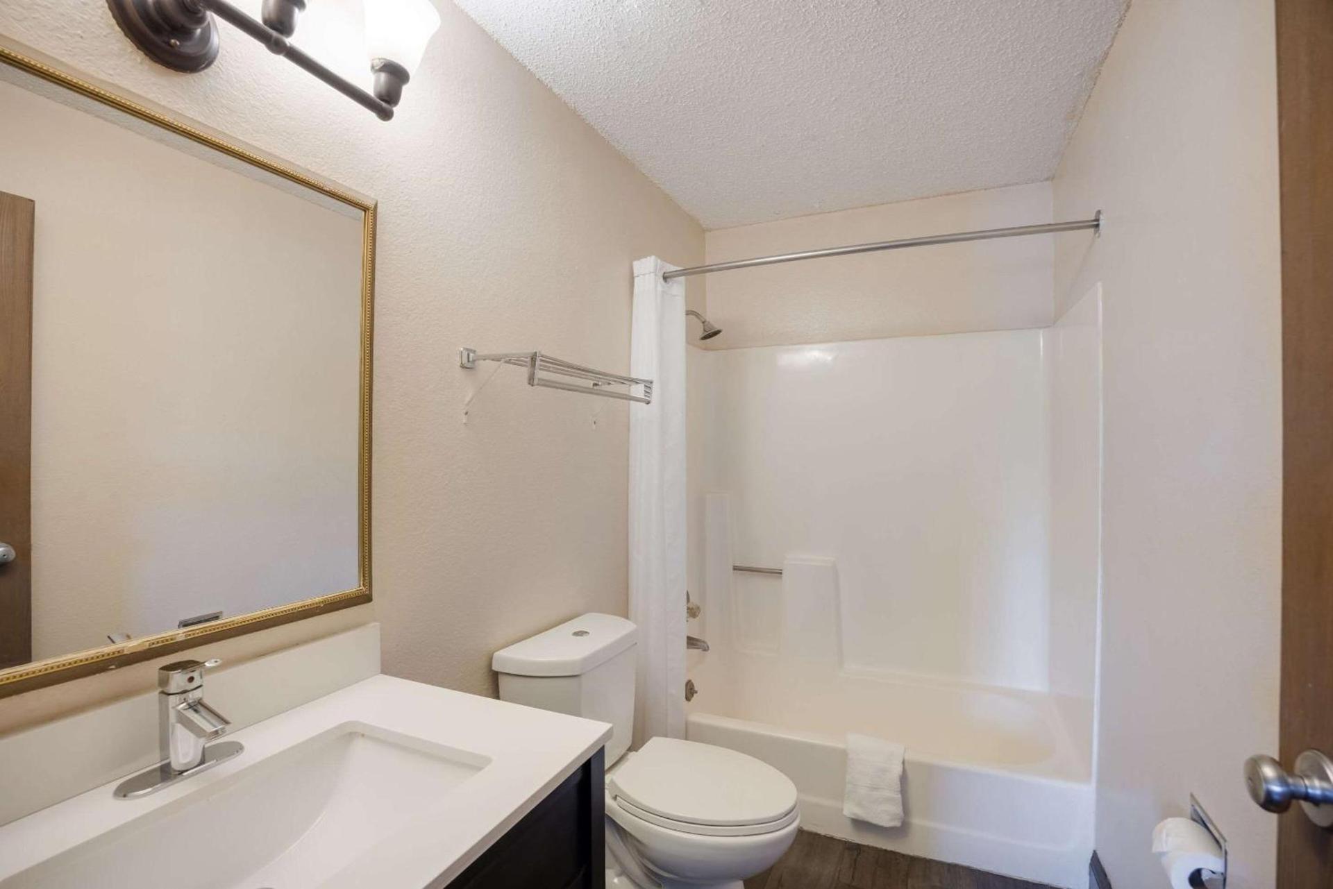 Rodeway Inn photo 34