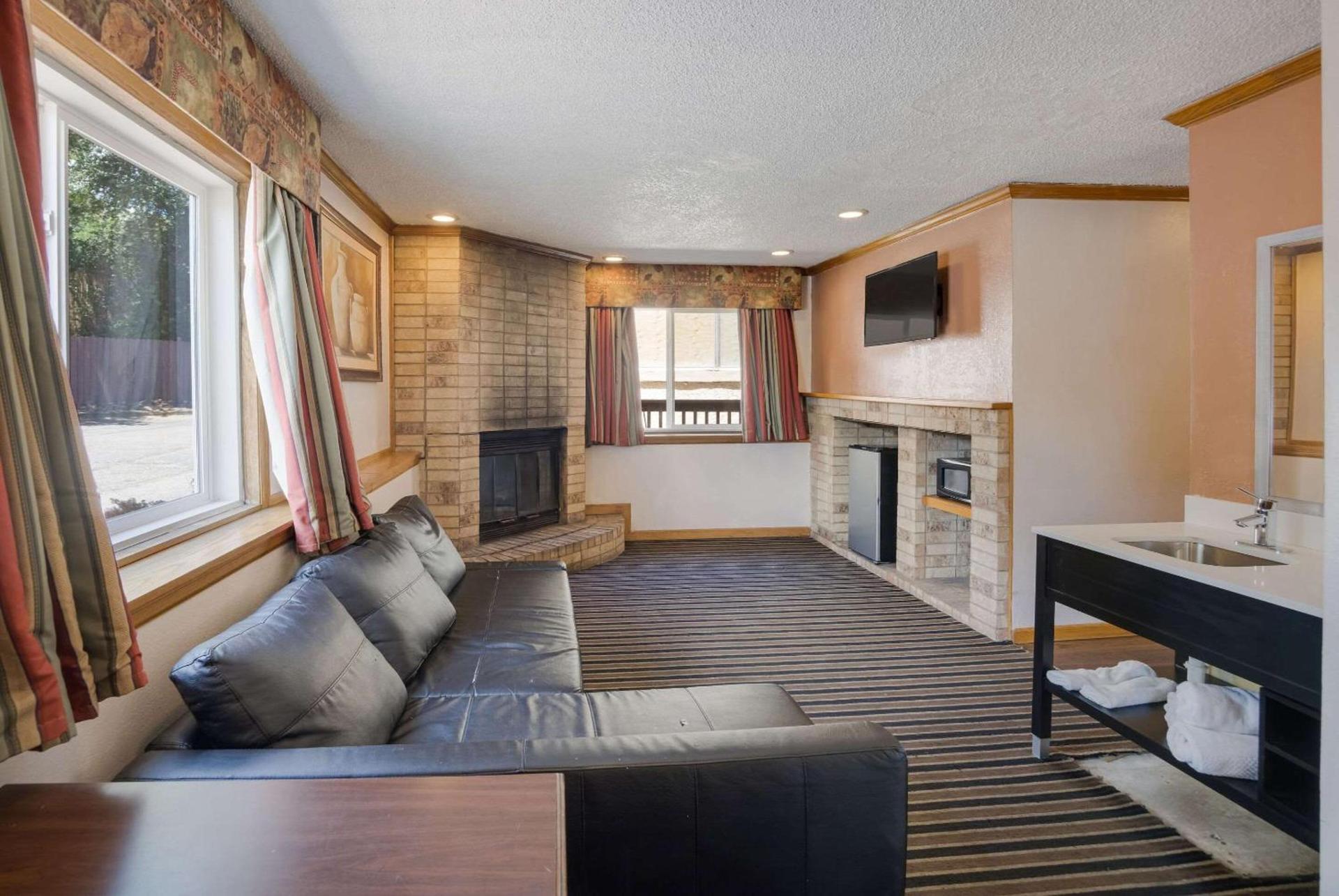 Rodeway Inn photo 35