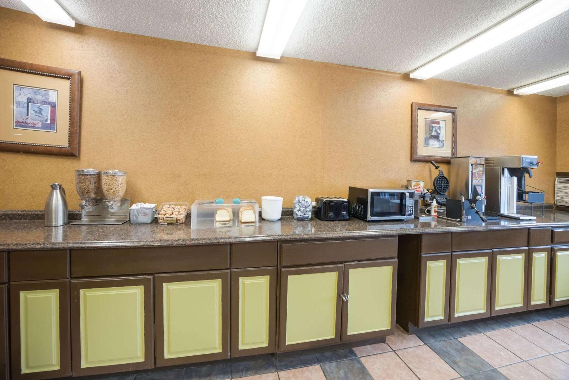 Rodeway Inn photo 42