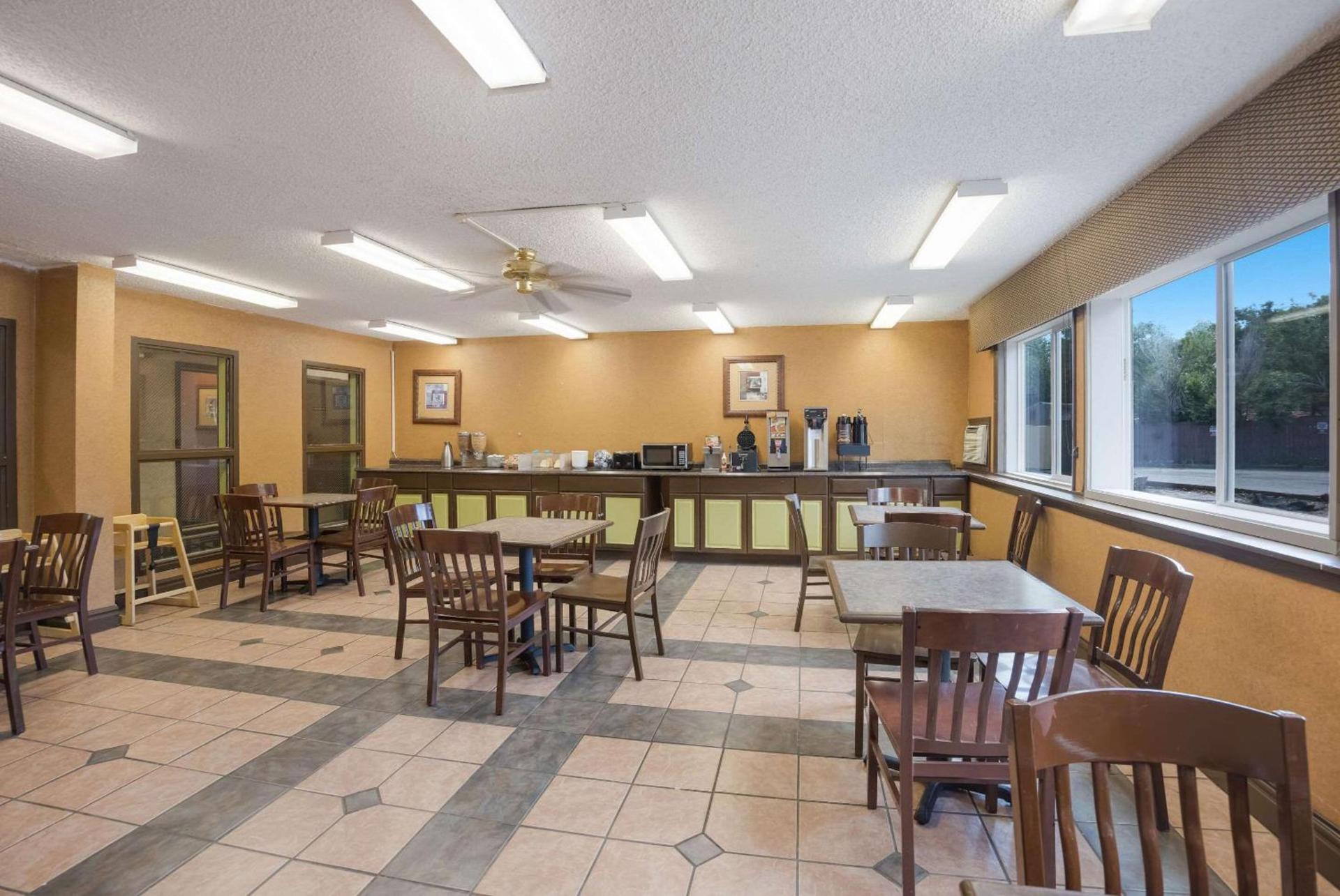 Rodeway Inn photo 41