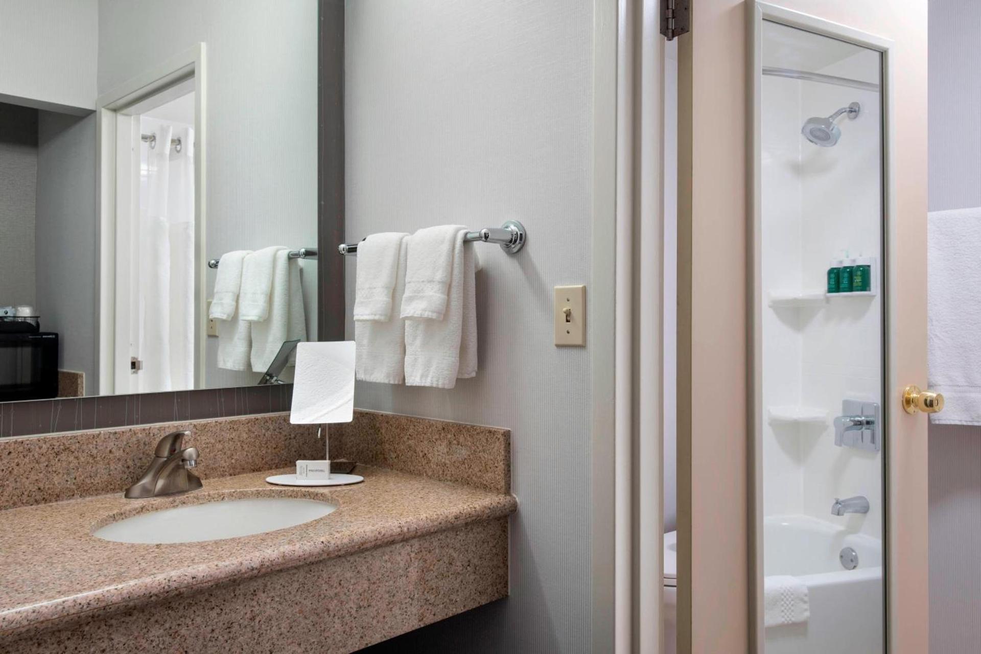 Courtyard by Marriott Fishkill photo 12