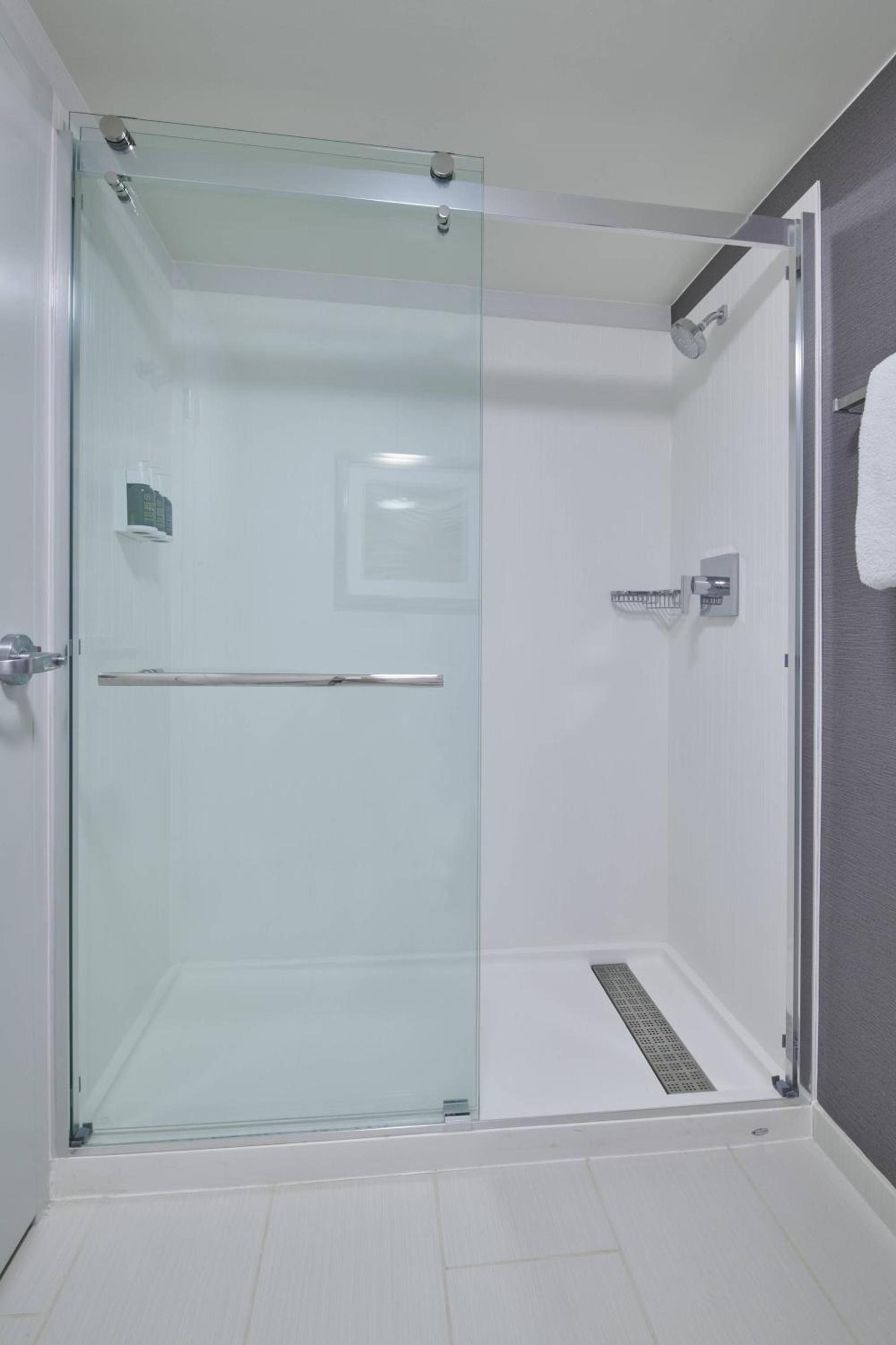 Courtyard by Marriott Detroit Troy photo 9