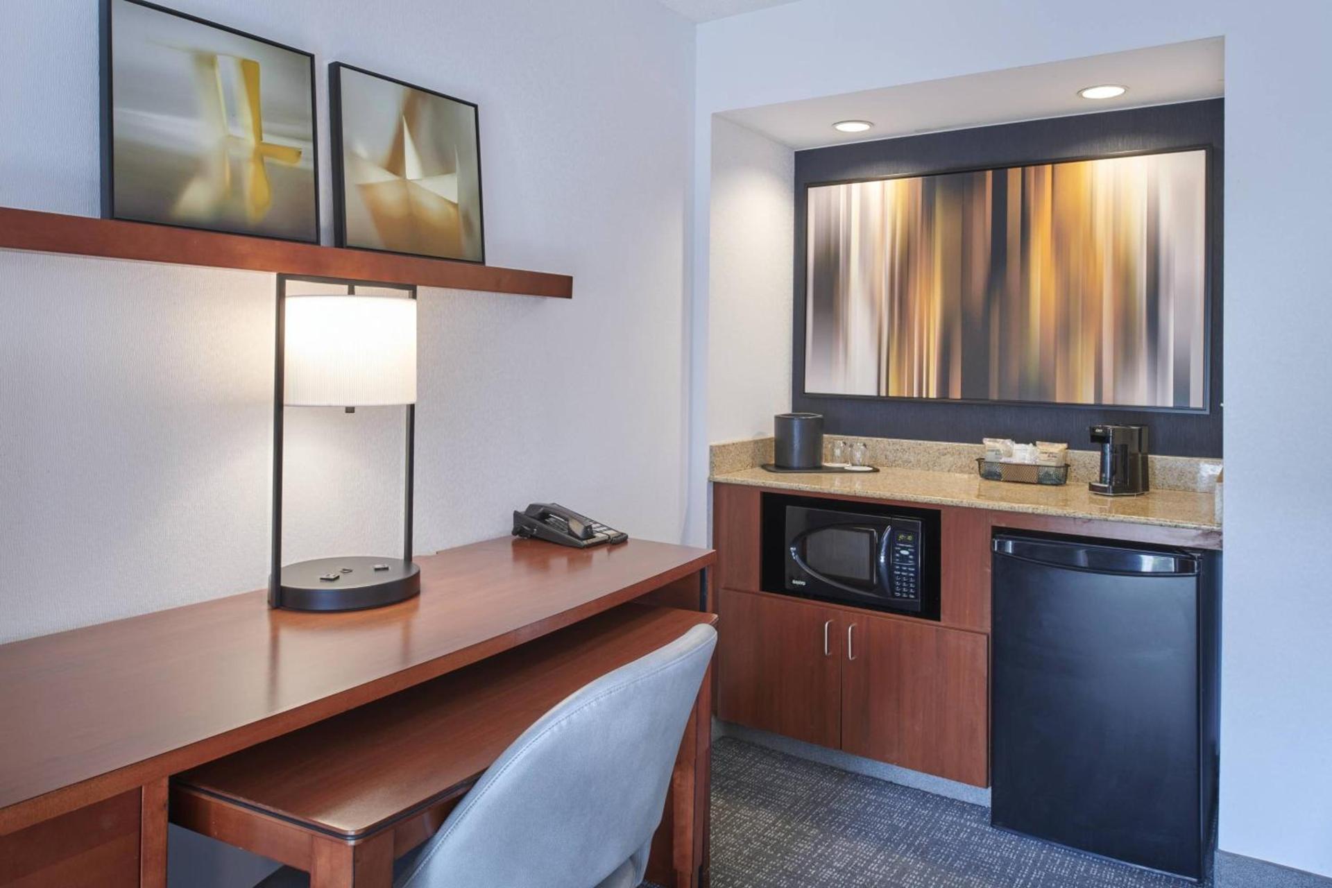 Courtyard by Marriott Detroit Troy photo 13