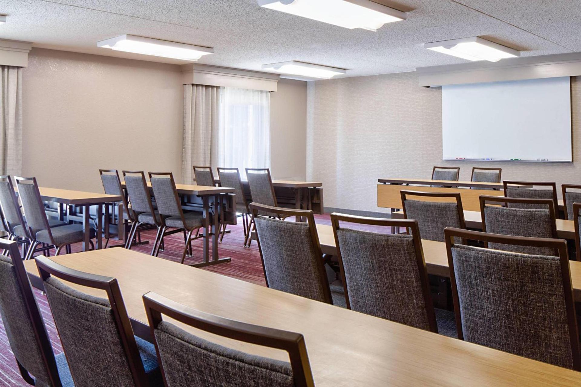 Courtyard by Marriott Dallas Arlington Entertainment District photo 25