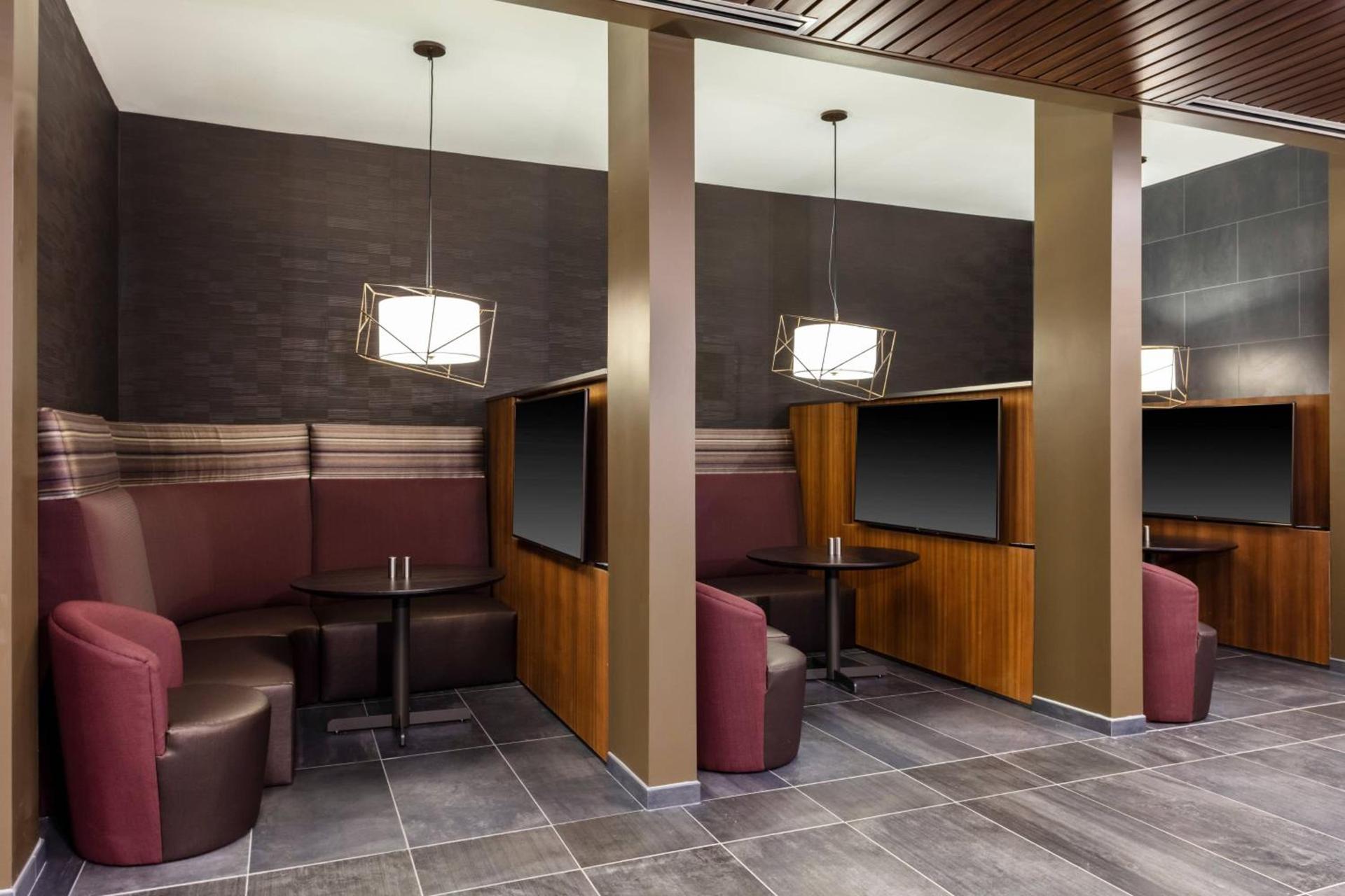 Courtyard by Marriott Indianapolis West-Speedway photo 10