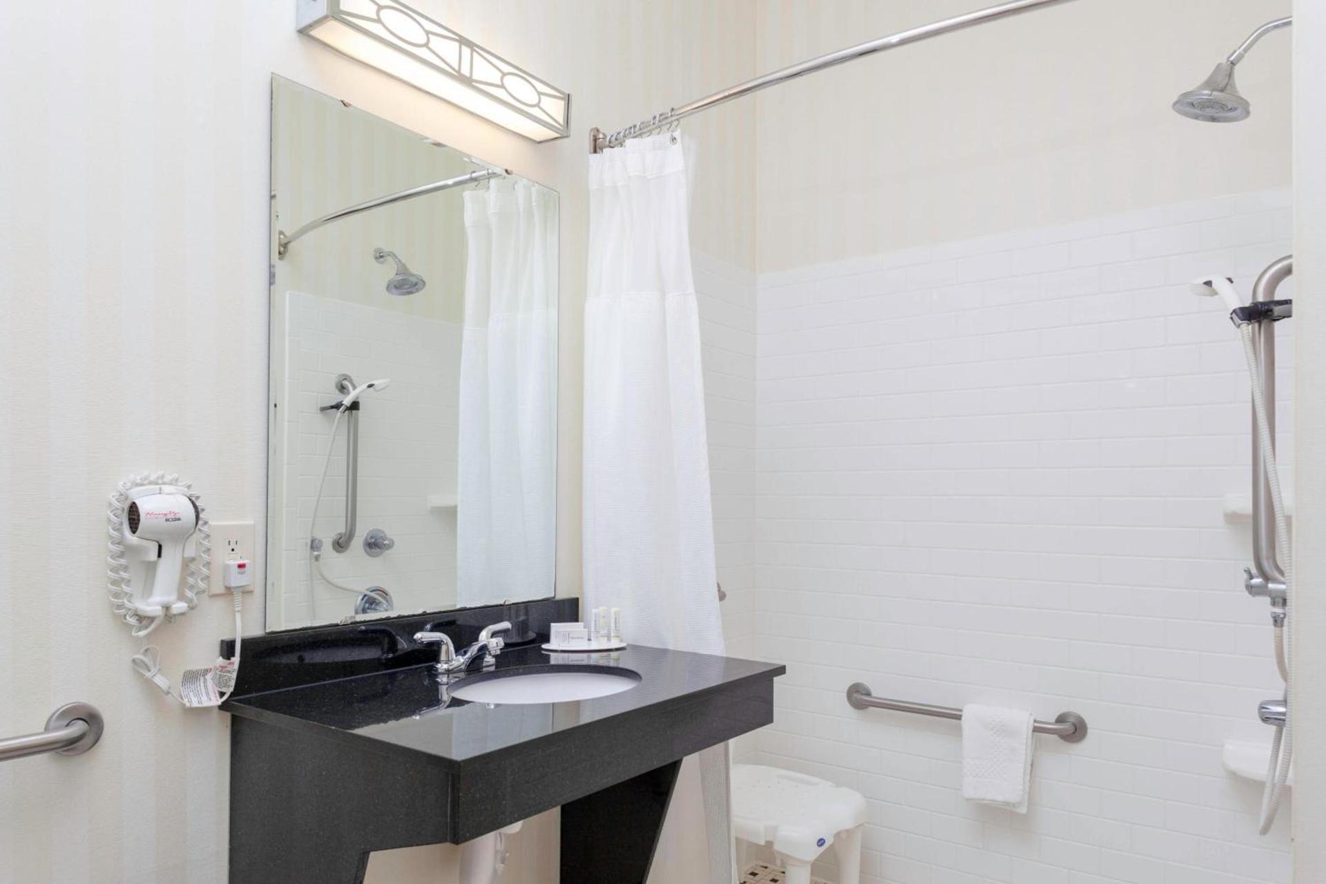 Fairfield Inn and Suites by Marriott Seymour photo 7