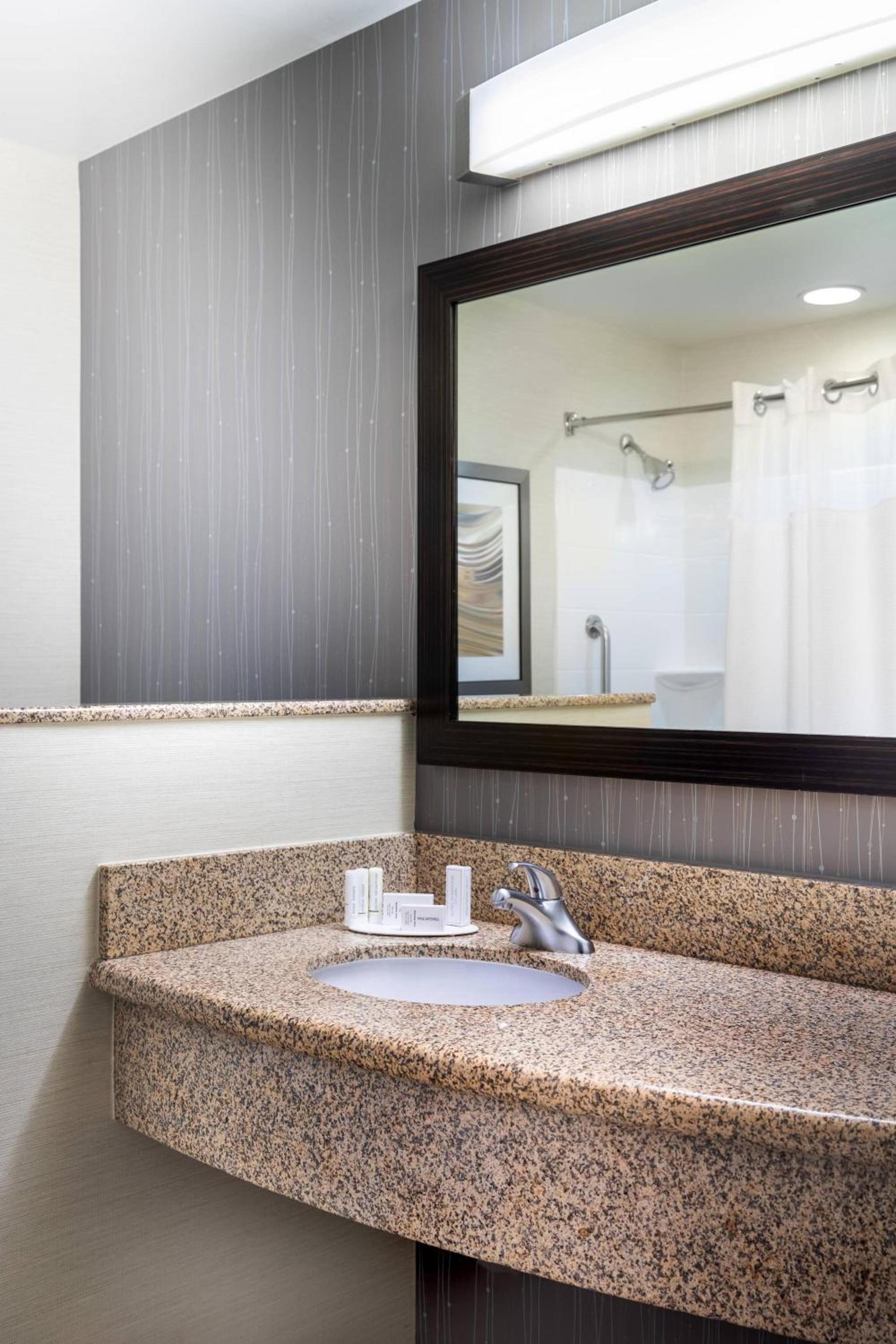 Courtyard by Marriott Denton photo 7