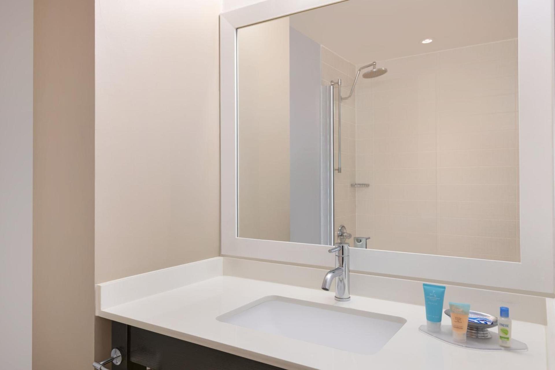 Courtyard by Marriott New York JFK Airport photo 11