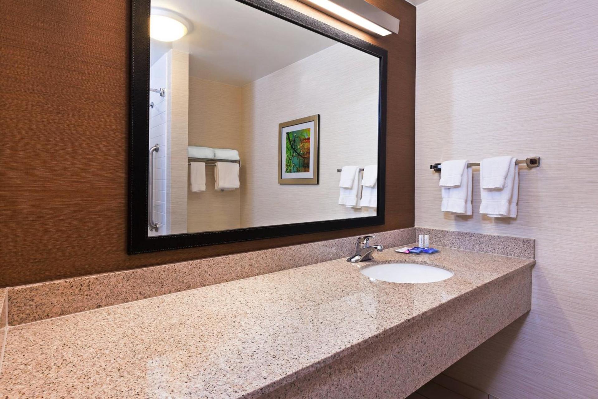Fairfield Inn & Suites by Marriott Rogers photo 15