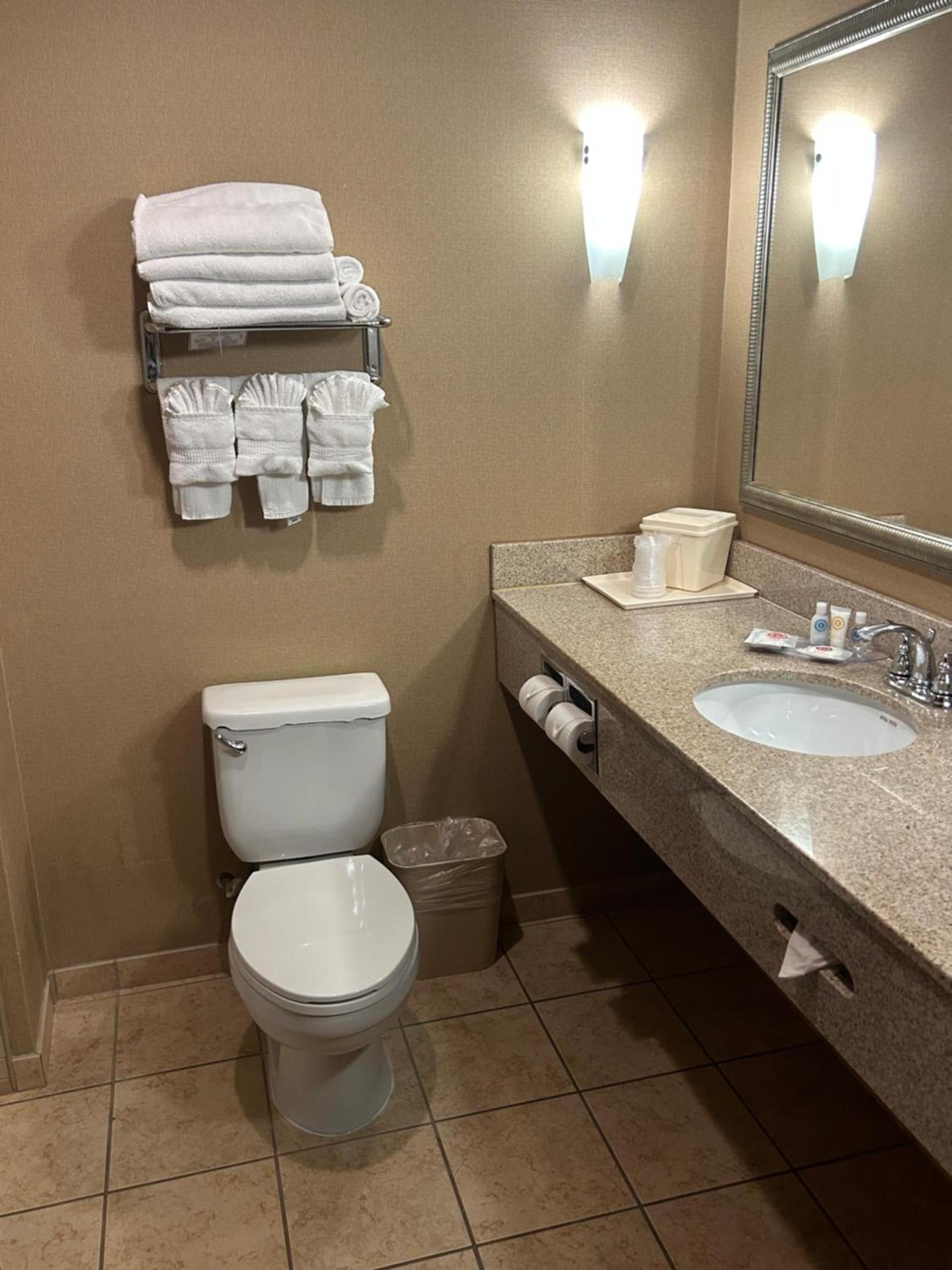 Comfort Suites Palestine photo 37