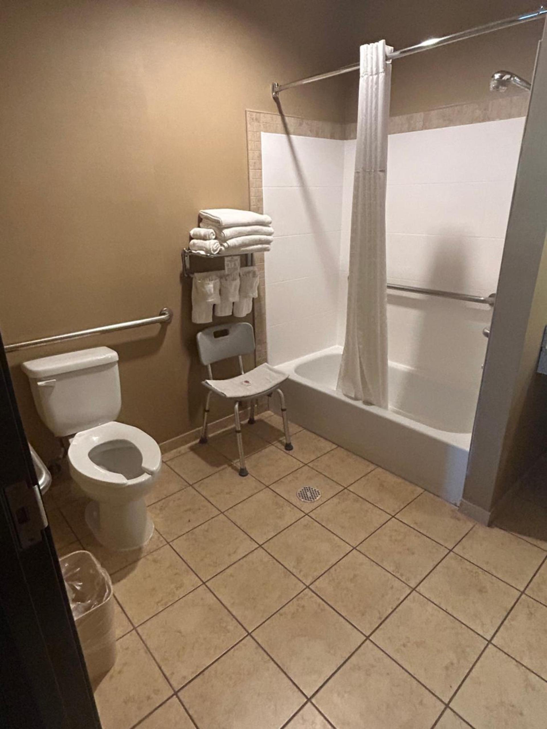 Comfort Suites Palestine photo 38