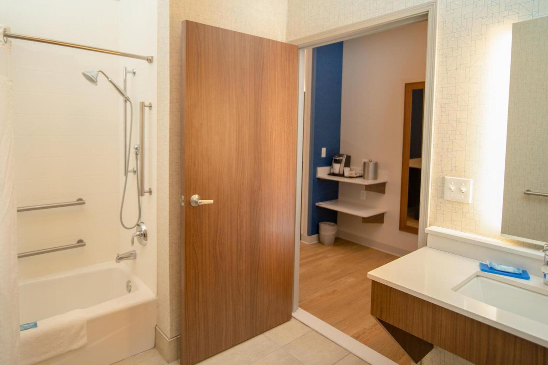 Holiday Inn Express Houghton-Keweenaw by IHG photo 62