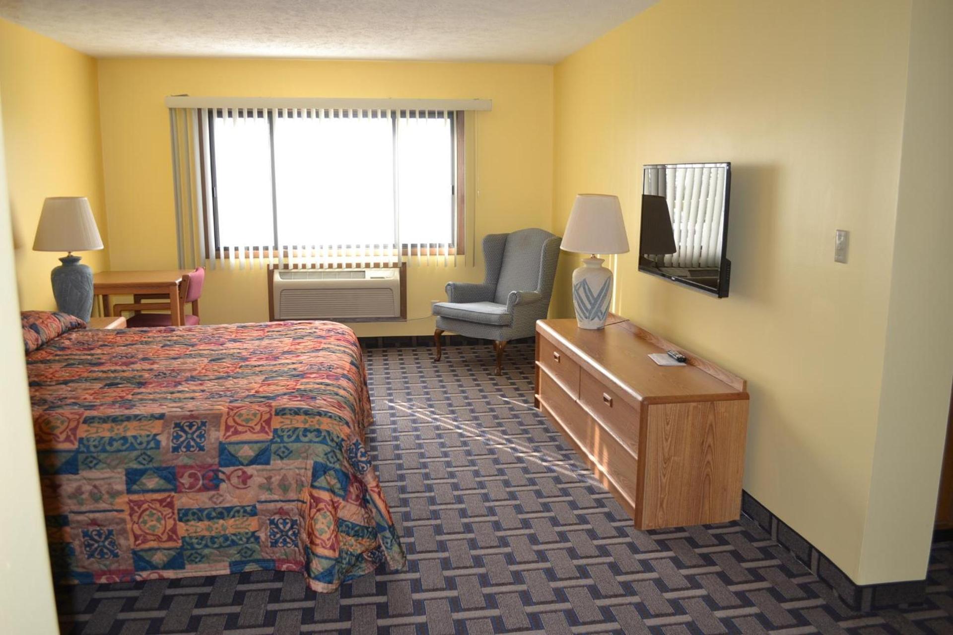 Sky Lodge Inn & Suites - Delavan photo 34