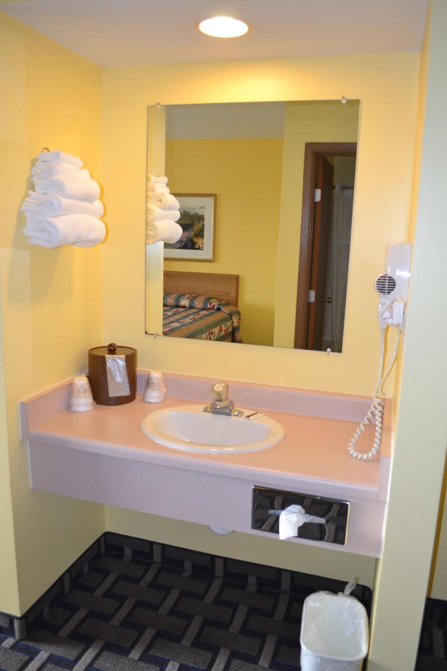 Sky Lodge Inn & Suites - Delavan photo 35