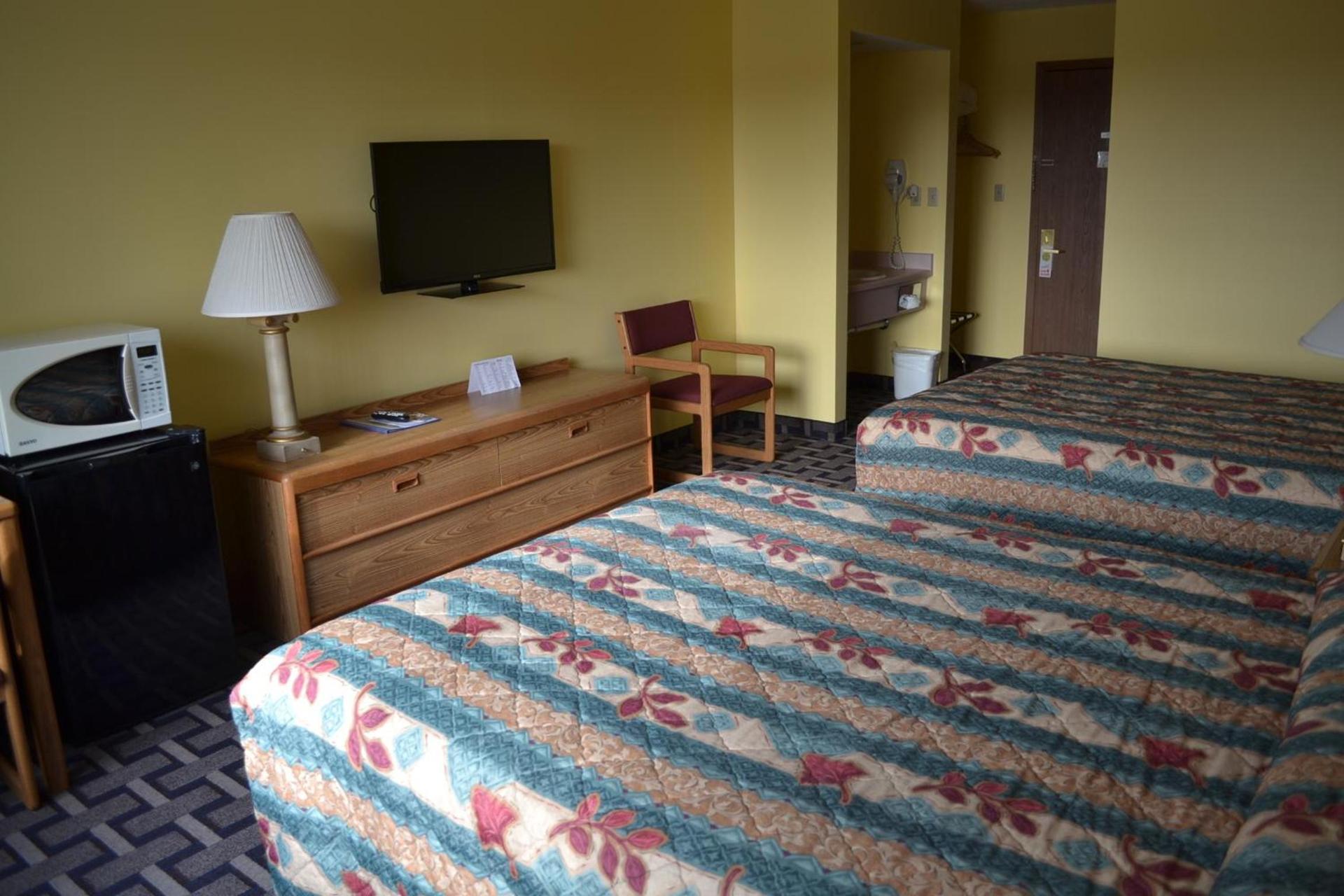 Sky Lodge Inn & Suites - Delavan photo 29
