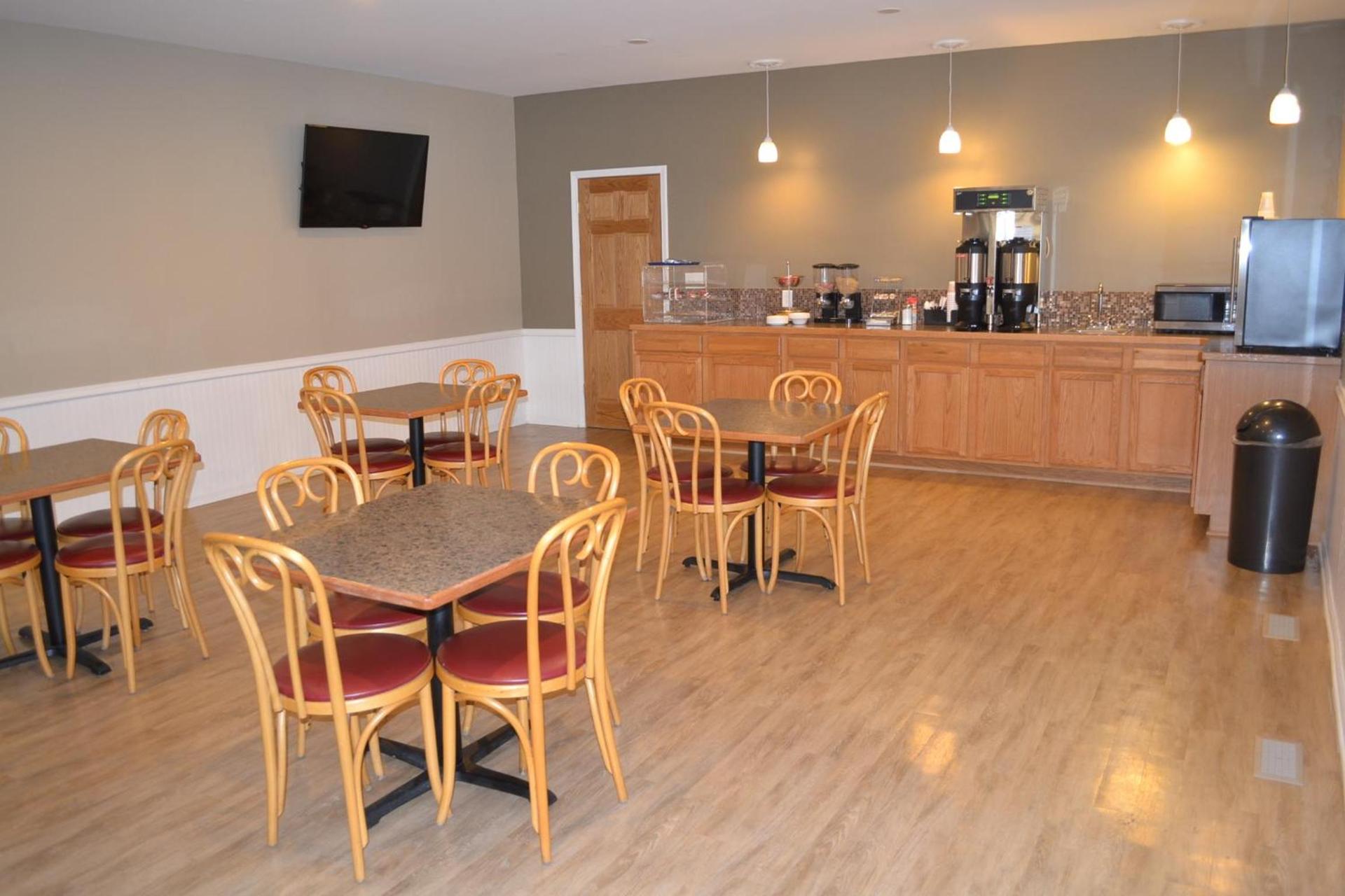 Sky Lodge Inn & Suites - Delavan photo 15